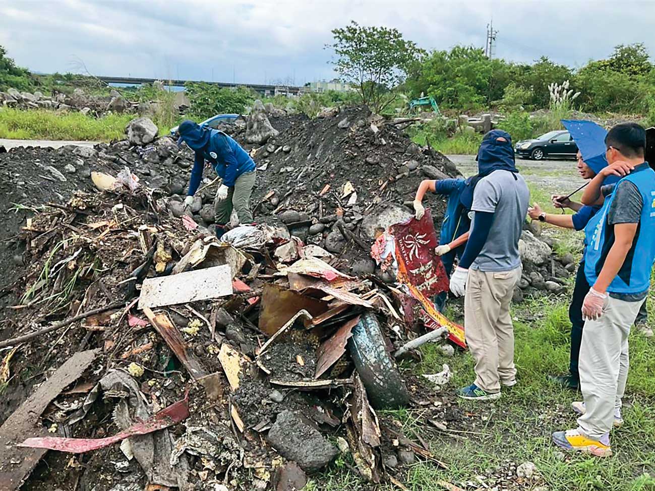 環保人員在查獲的廢棄土中搜尋殘渣源頭。（四河分署提供）