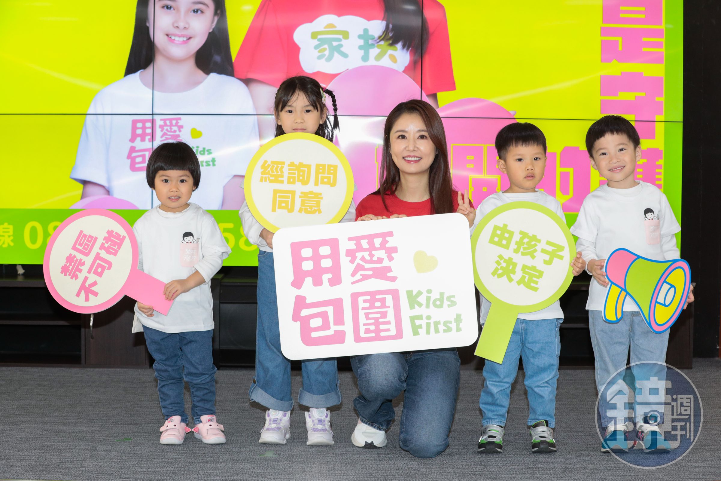 林心如在公益活動和孩子們開心合影。