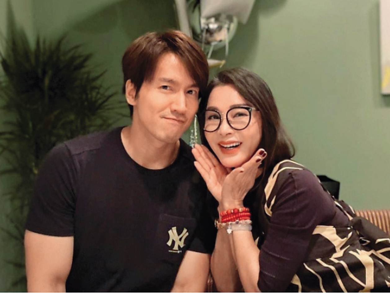 言承旭（左）的交友圈子頗有令人意外的對象，除了與李㼈交情深厚，他與陳美鳳（右）也是乾兒子與乾媽的關係。（翻攝自陳美鳳臉書）