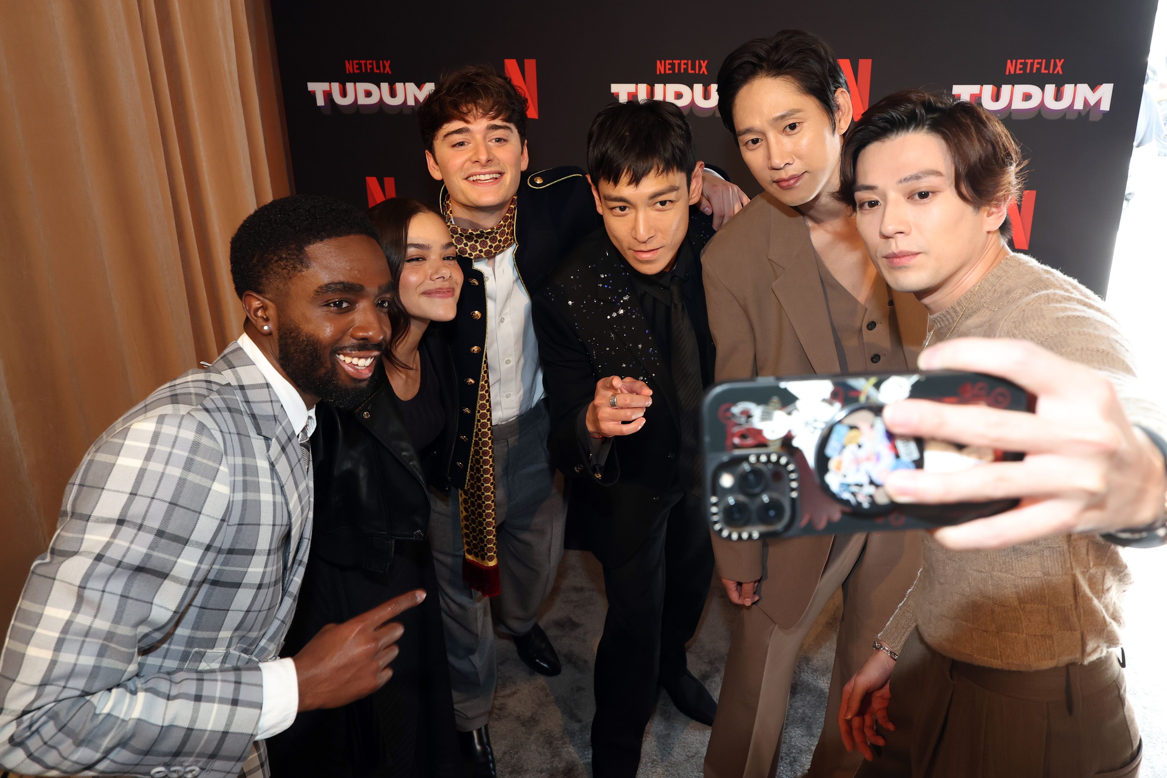 明星在粉絲集會TUDUM後台，都玩在一起，《怪奇物語》的迦勒麥羅林（左起）、《母女姊妹花》的安東妮亞金特里、諾亞許納普、《魷魚遊戲2》的T.O.P、朴成焄、《航海王》的新田真劍佑。（Netflix提供）