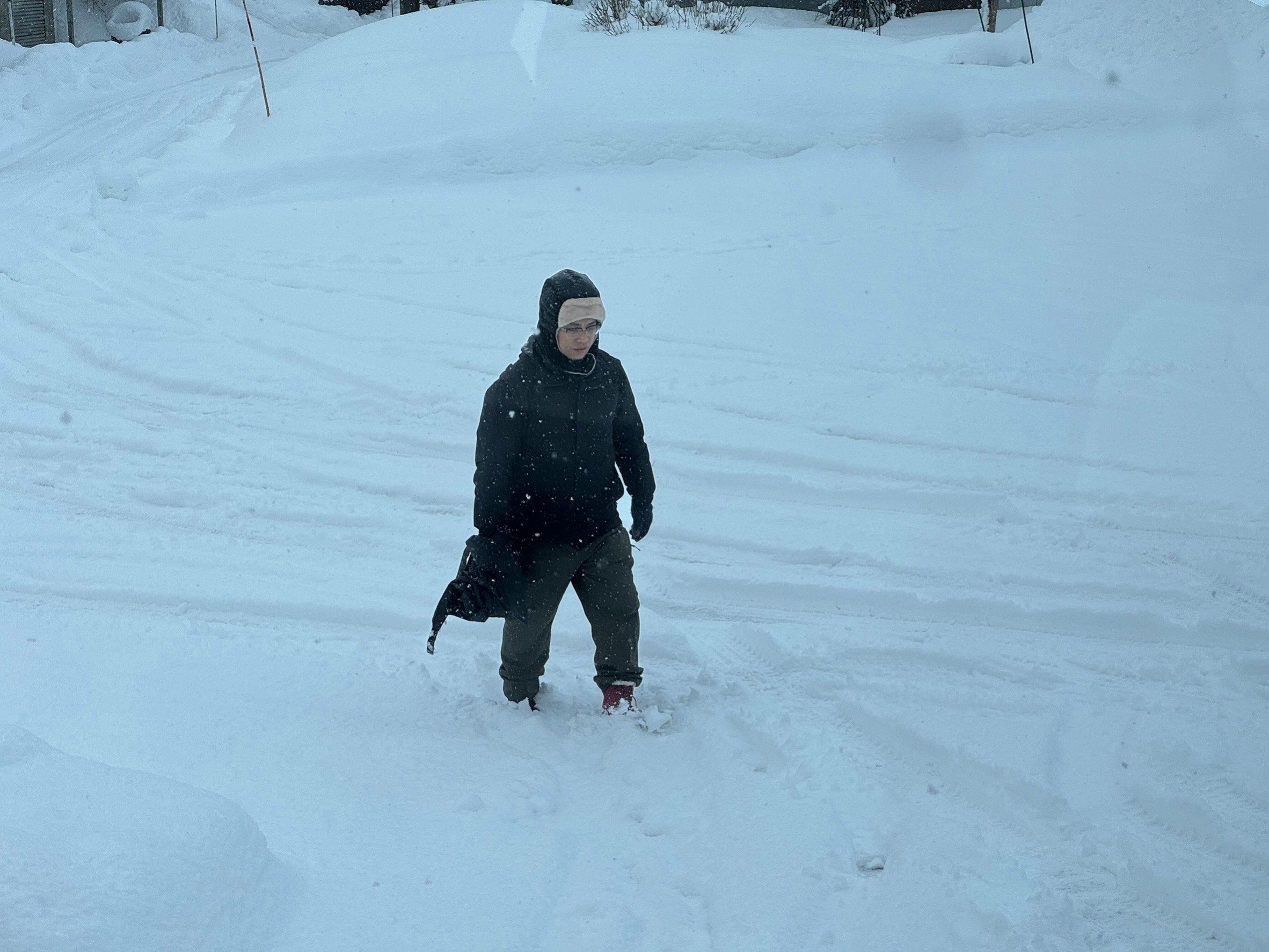 《老少女》出外景遇大雪,莊小鏘在雪地捕捉畫面。(莊小鏘提供)