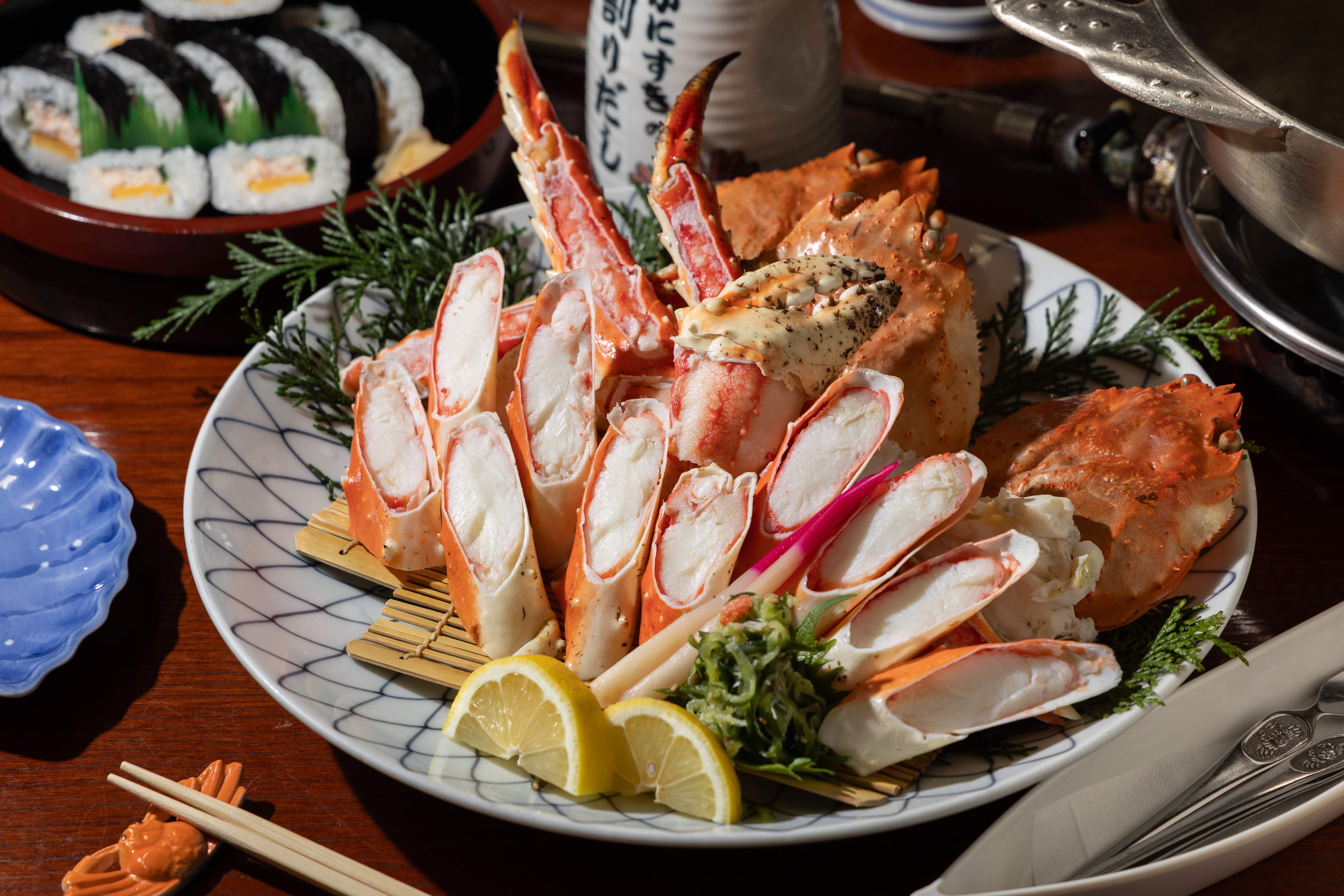 「本タラバゆでかに」將肥美帝王蟹水煮，用蟹肉原始的鮮甜決勝。（10,500日圓／中盤，約NT$2,081）