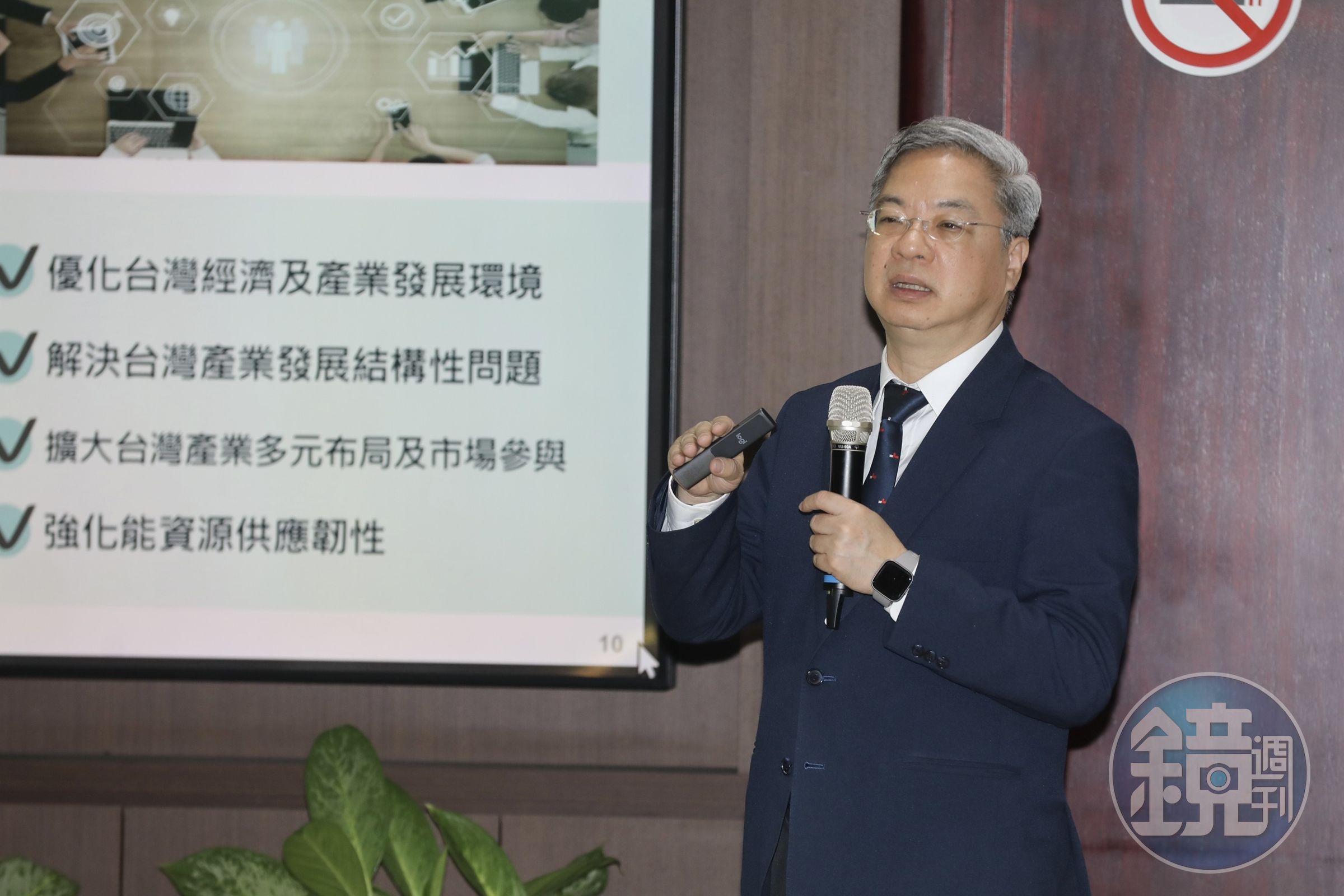 綠電建設速度放緩，經濟部想盡辦法找出還能用的光電潛力區，包括屋頂、牆壁，核電的重啟進度也要加速。