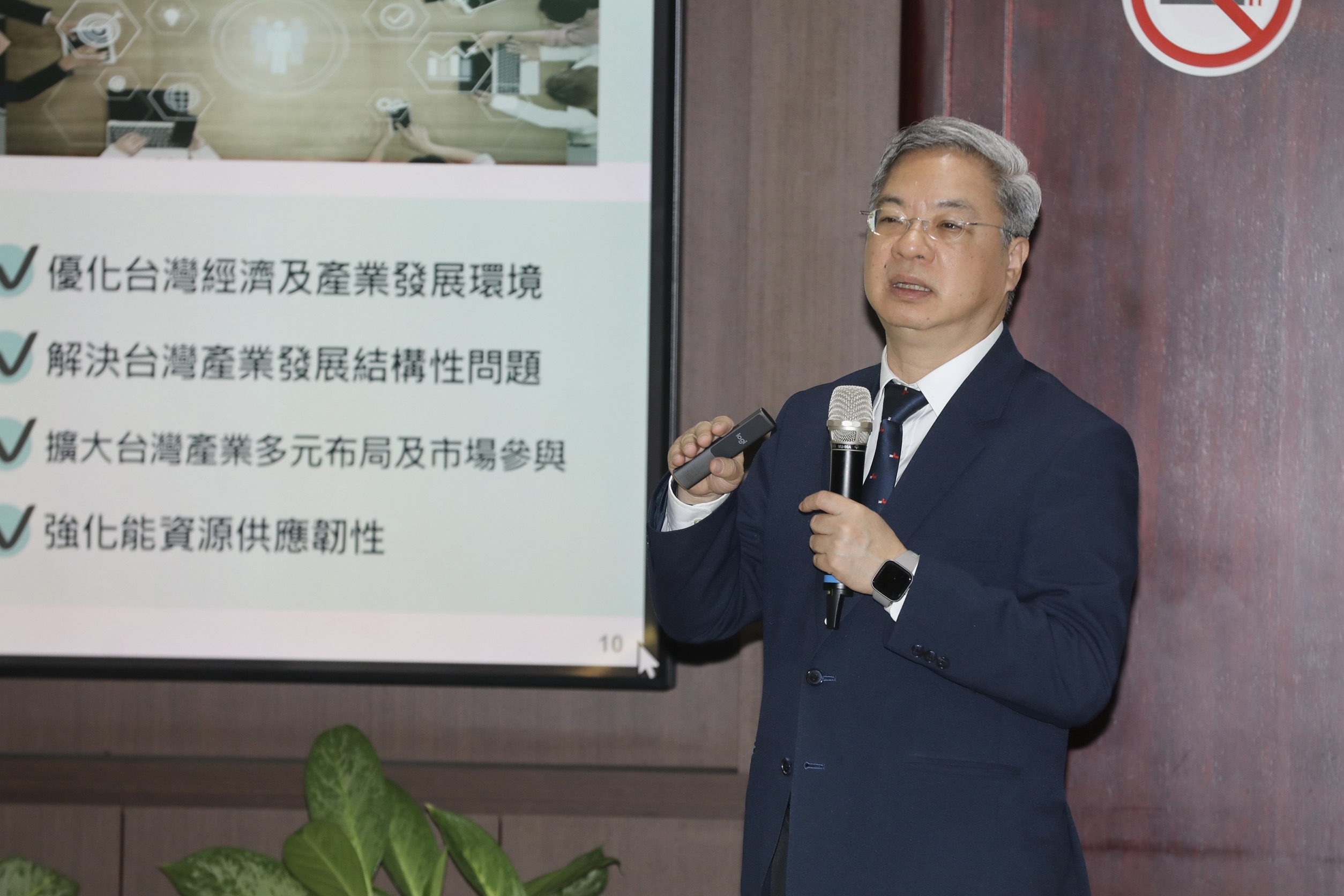 綠電建設速度放緩，經濟部想盡辦法找出還能用的光電潛力區，包括屋頂、牆壁，核電的重啟進度也要加速。