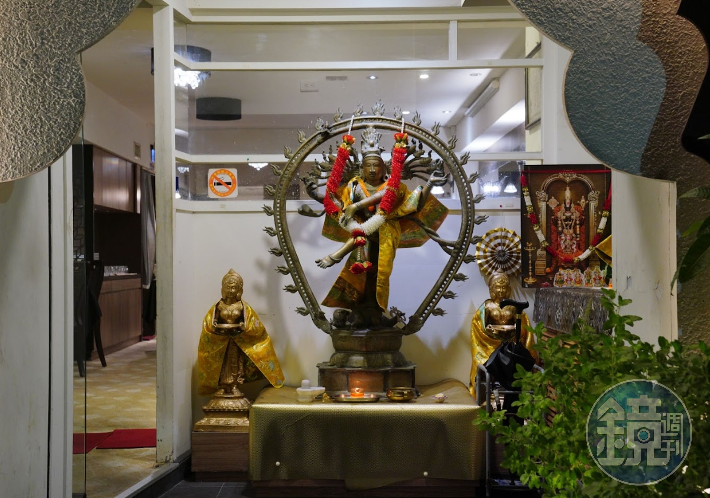 坦都餐廳大門前，印度教三大主神之一的濕婆單足佇立。