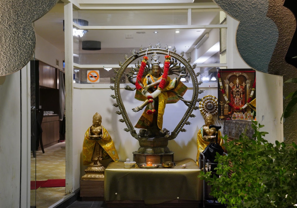 坦都餐廳大門前，印度教三大主神之一的濕婆單足佇立。