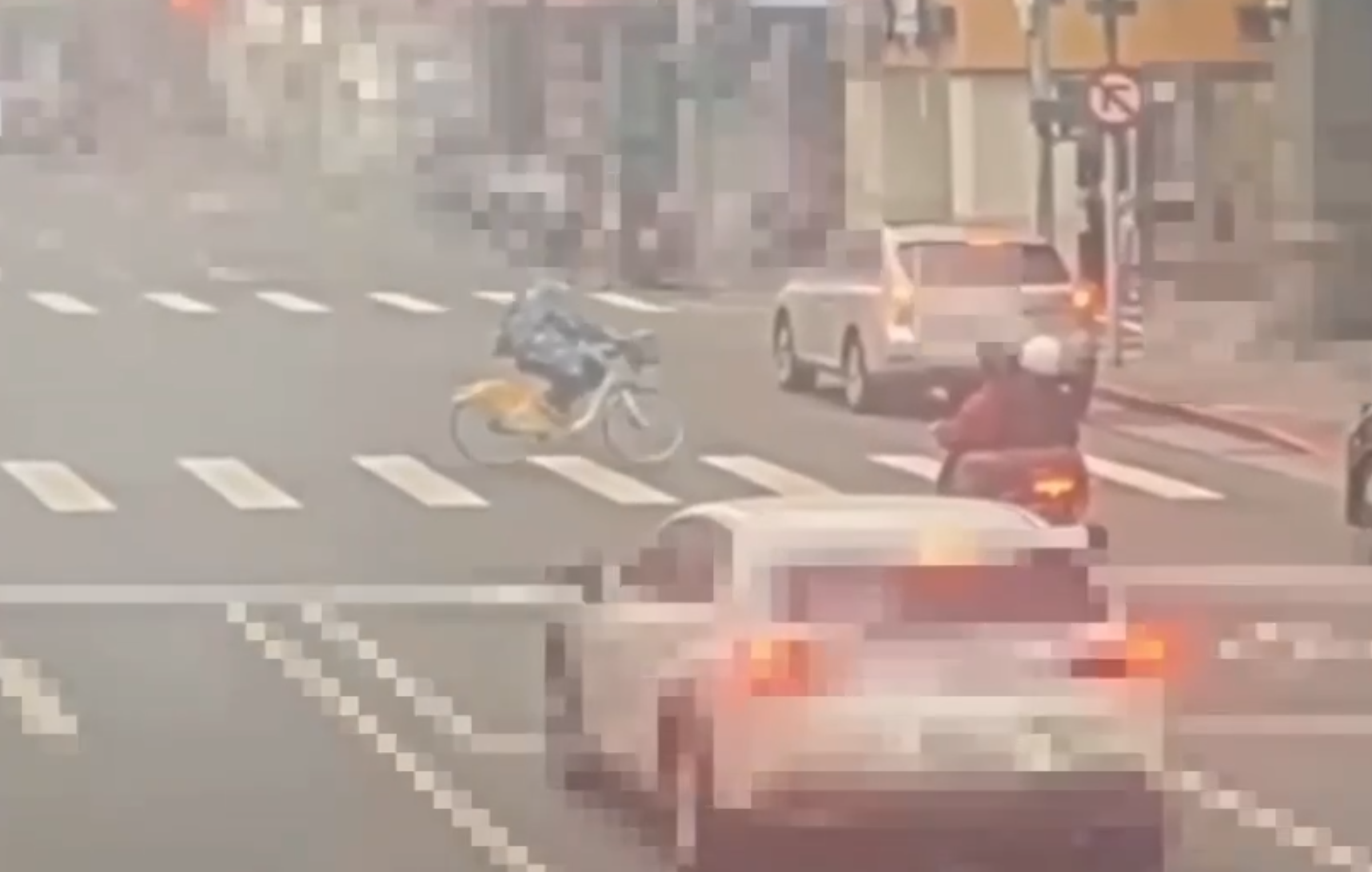一名男子將超商門口未上鎖的YouBike單車擅自騎走，至捷運永春站時棄置在出口，警方調閱監視器尋獲單車。（翻攝畫面）