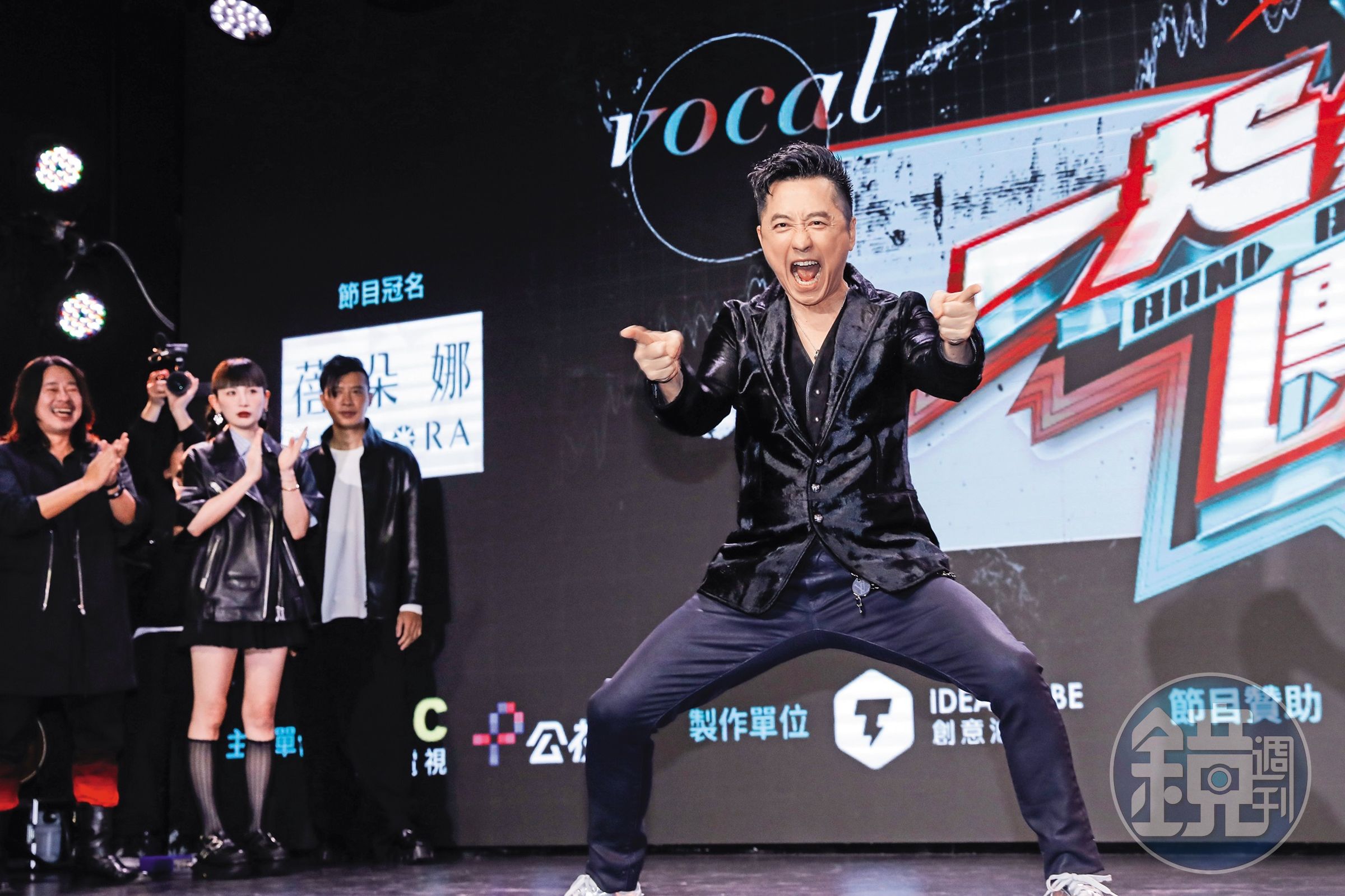 庾澄慶(右起)、陳君豪、魏如萱與乱彈阿翔擔任《一起聽團吧》節目導師,3月海選記者會上號召獨立樂團參與選秀。