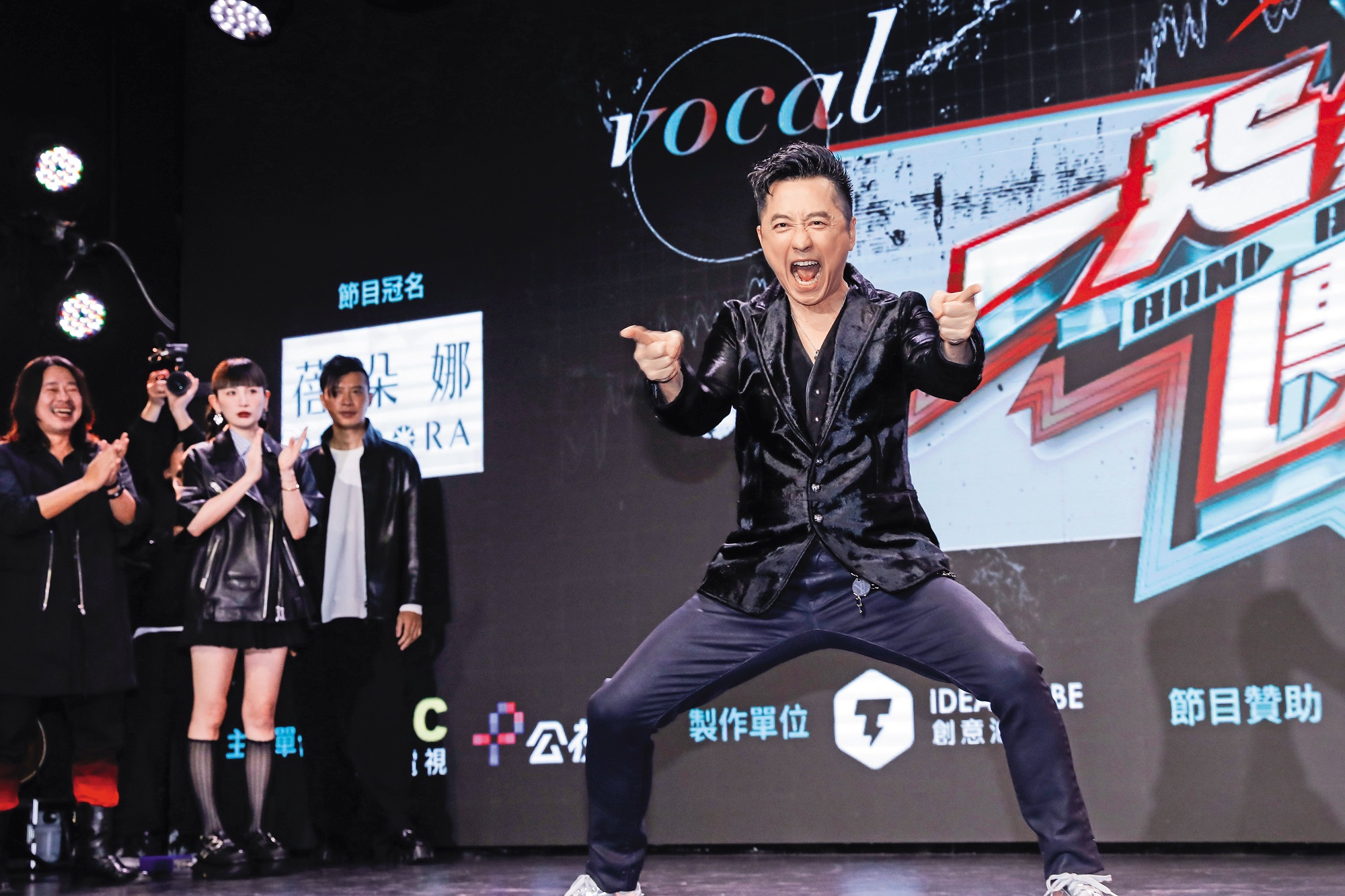 庾澄慶（右起）、陳君豪、魏如萱與乱彈阿翔擔任《一起聽團吧》節目導師，3月海選記者會上號召獨立樂團參與選秀。