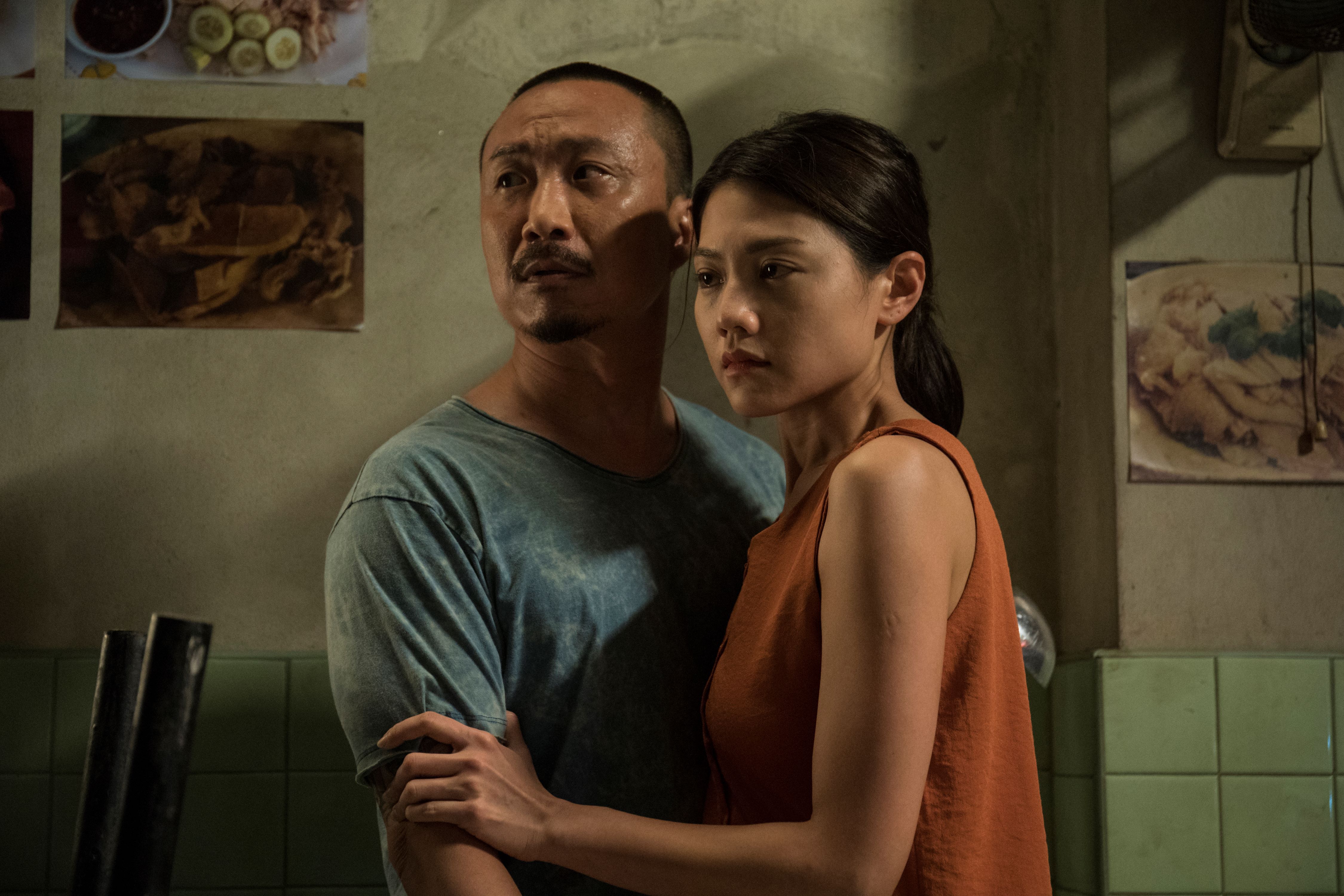 鄭中基（左）在電影《阿龍》中自導自演，右為周秀娜。（華映提供）