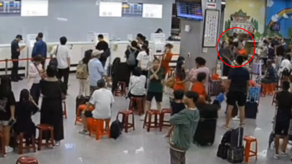 金門機場一名旅客不耐久候，27日晚間持塑膠椅砸傷立榮航空的地勤。（翻攝金門航空站聯合補位直播網）