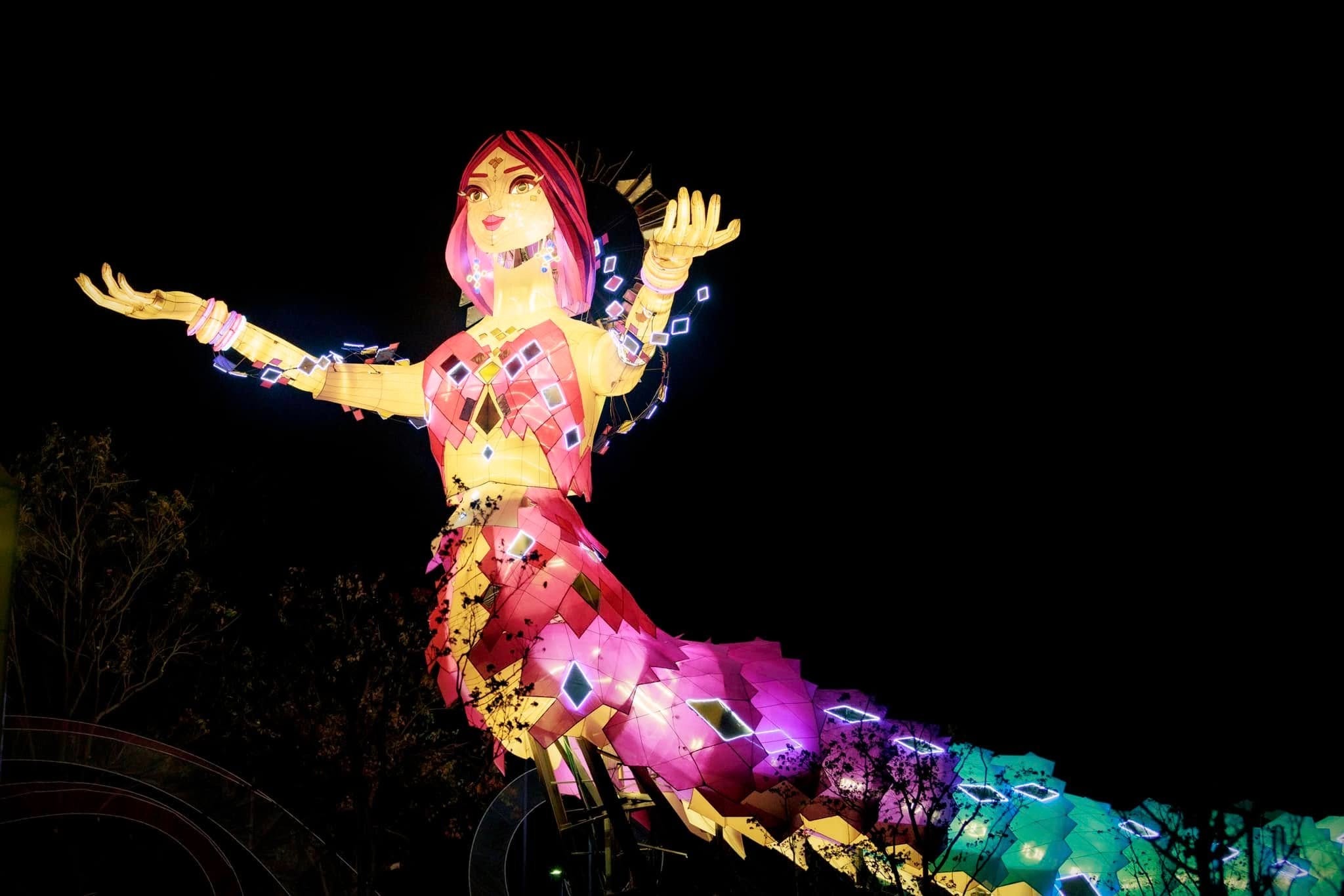 台中元宵燈會主燈「蛇現幸福」以人首蛇身的創世女神「女媧」為發想，造型引來兩極評價。（翻攝自大玩台中-臺中觀光旅遊局）