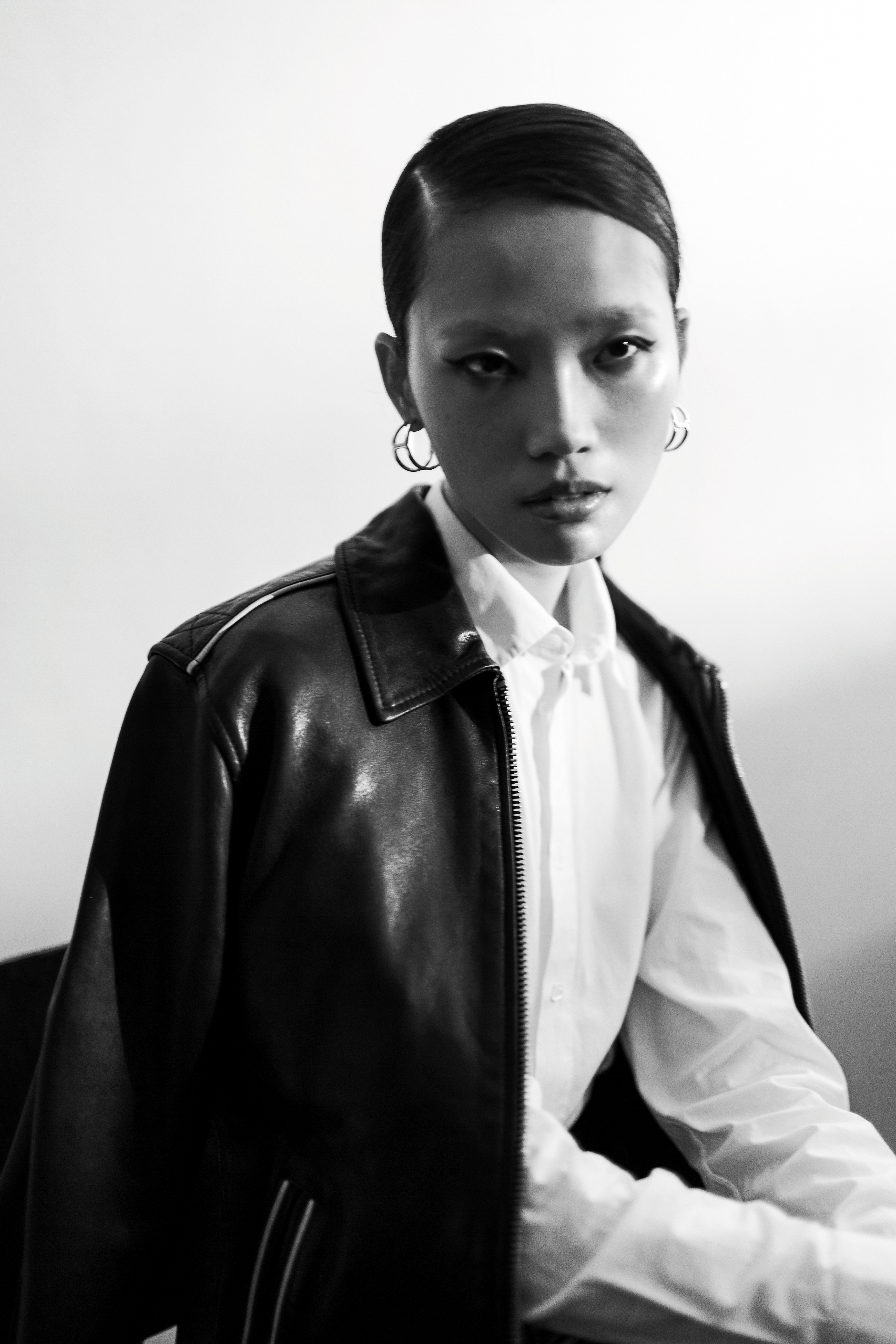 REGIS皮革外套 NT$21,900 by Allsaints／白色襯衫 NT$51,000 by Dior／Marcie耳環 價格店洽 by Chloé