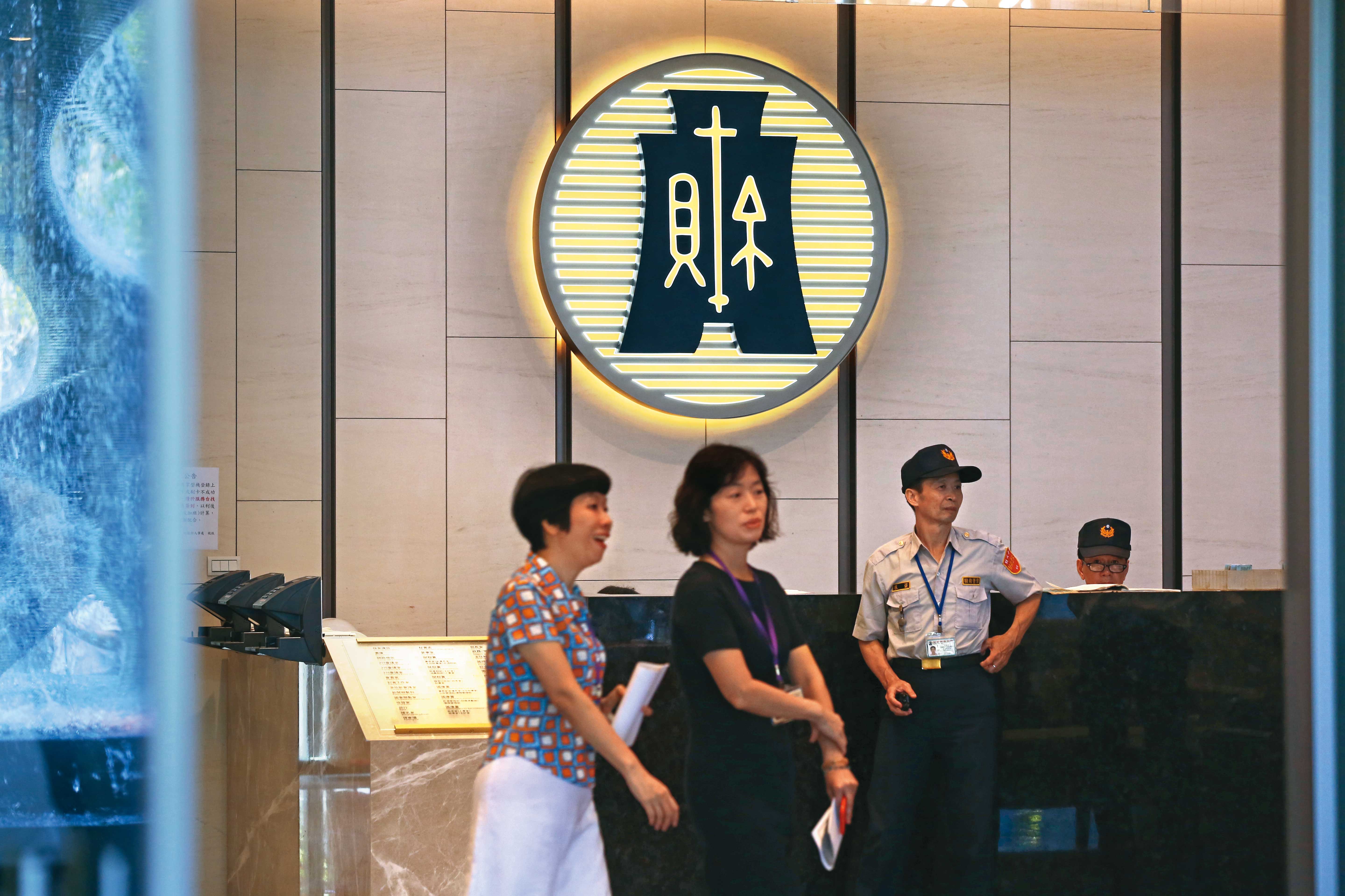 就籌碼面而言，明年國票金改選局勢明朗化，官股是否推薦董事長成關鍵重點。