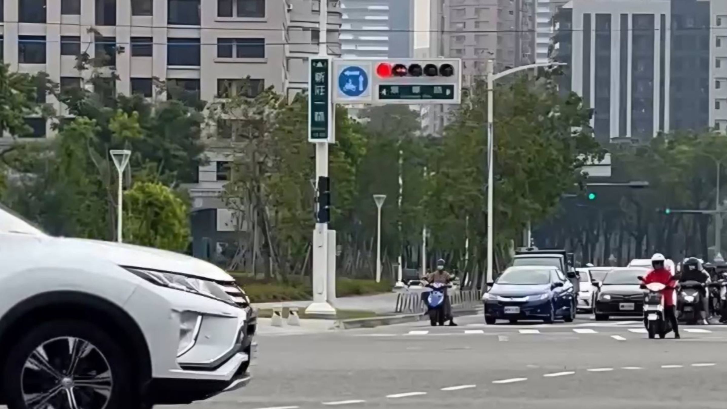 紅燈秒數「僅供參考」?倒數完卻不轉綠,市議員批「駕駛誤判差點出事」。(鄭孟洳提供)