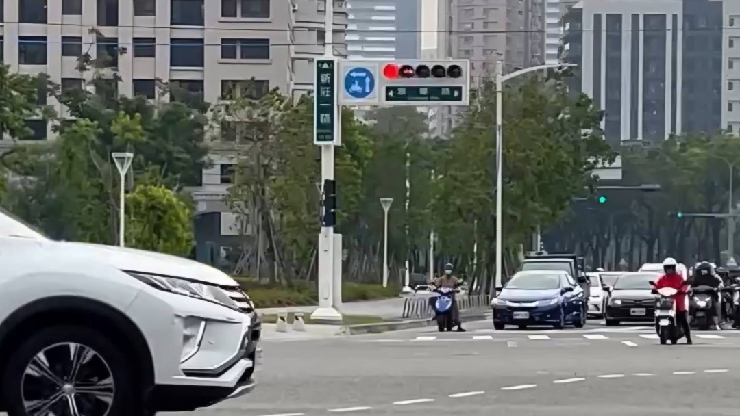 紅燈秒數「僅供參考」？倒數完卻不轉綠，市議員批「駕駛誤判差點出事」。（鄭孟洳提供）