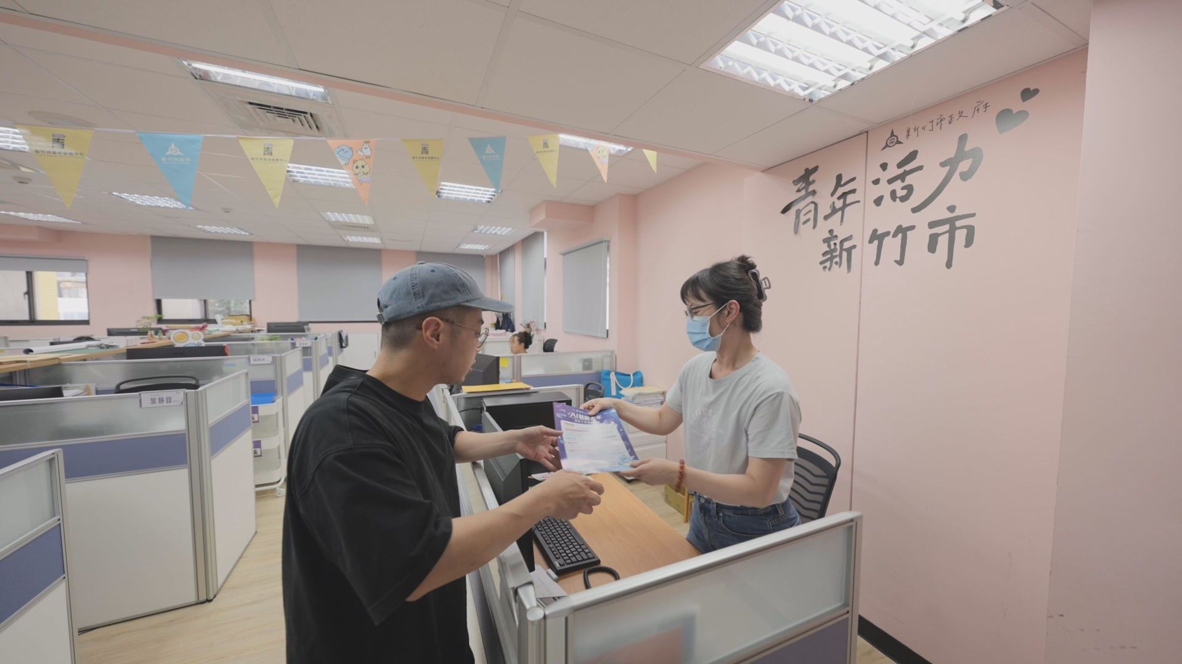 新竹市成立青年發展中心，整合原本分散在不同局處的青年資源，並同步擴充預算與人力，提供就業、創業、社團及公共參與等一站式服務。