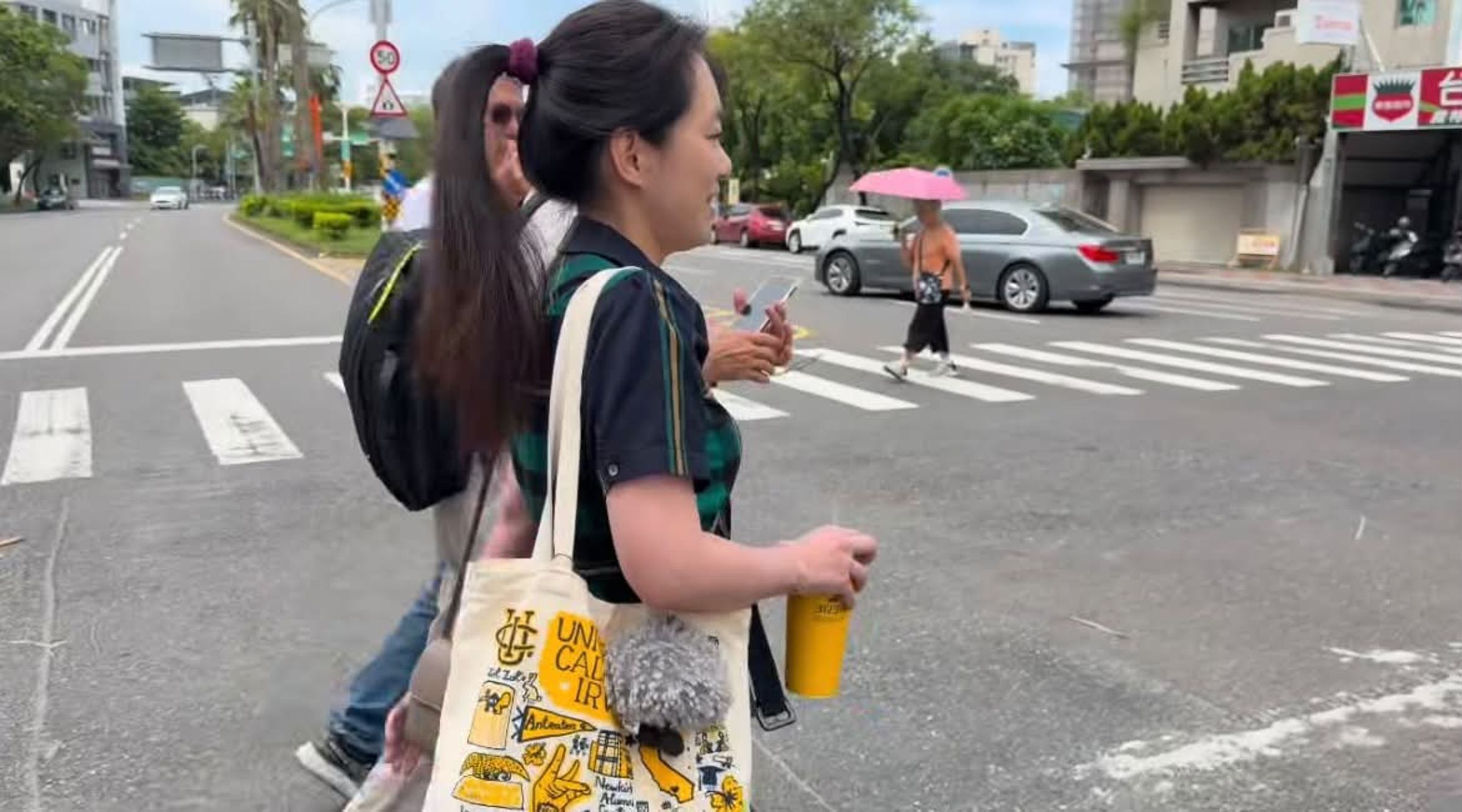陳幸妤身上的UCI帆布袋配上JELLYCAT小烏雲吊飾。（翻攝自網路）
