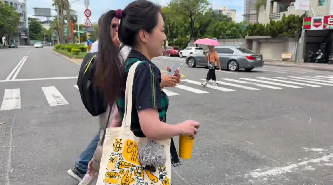 陳幸妤身上的UCI帆布袋配上JELLYCAT小烏雲吊飾。（翻攝自網路）