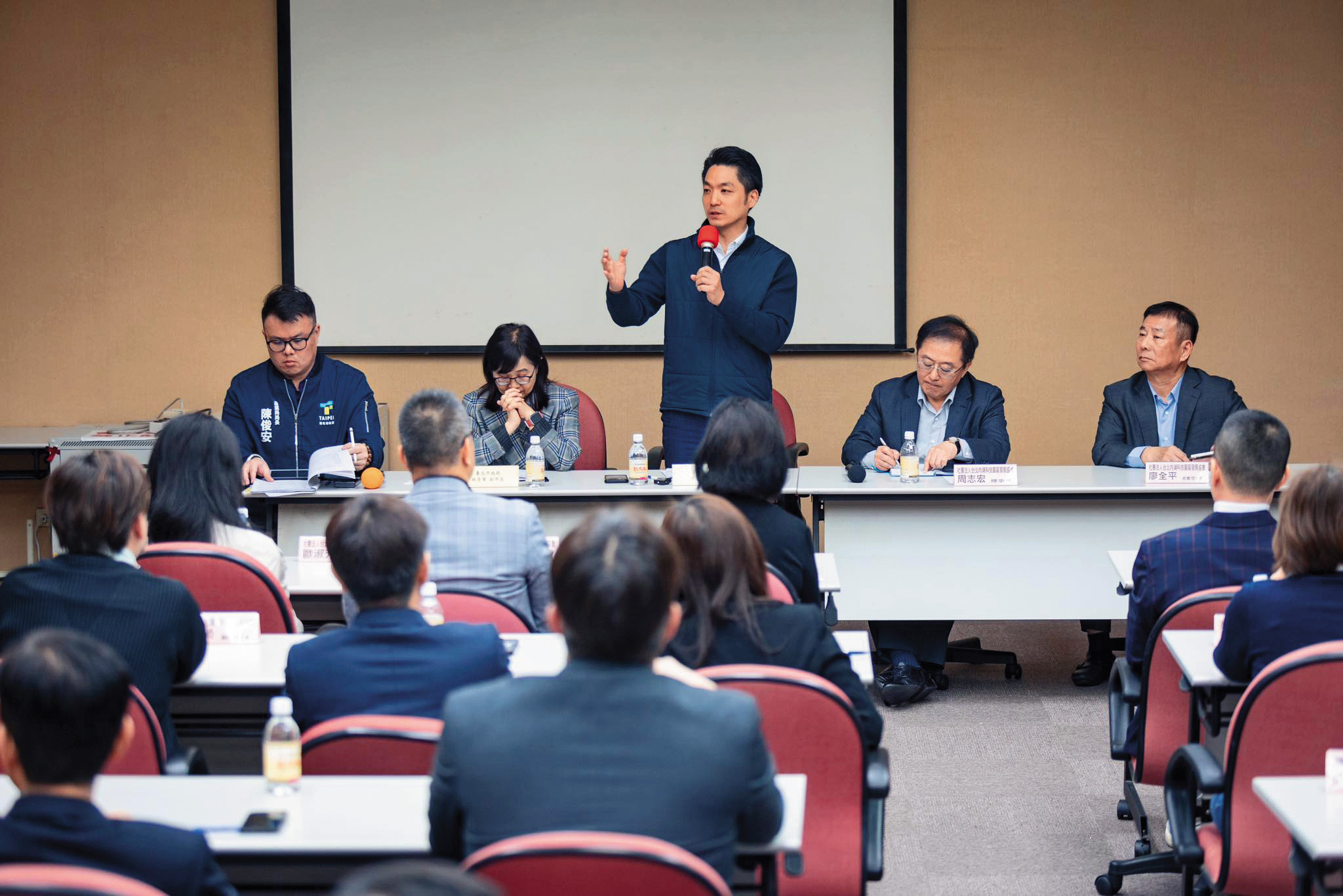 例行的市政會議，與不定期的市長室會議，是蔣發想市政的雙引擎。（翻攝蔣萬安臉書）