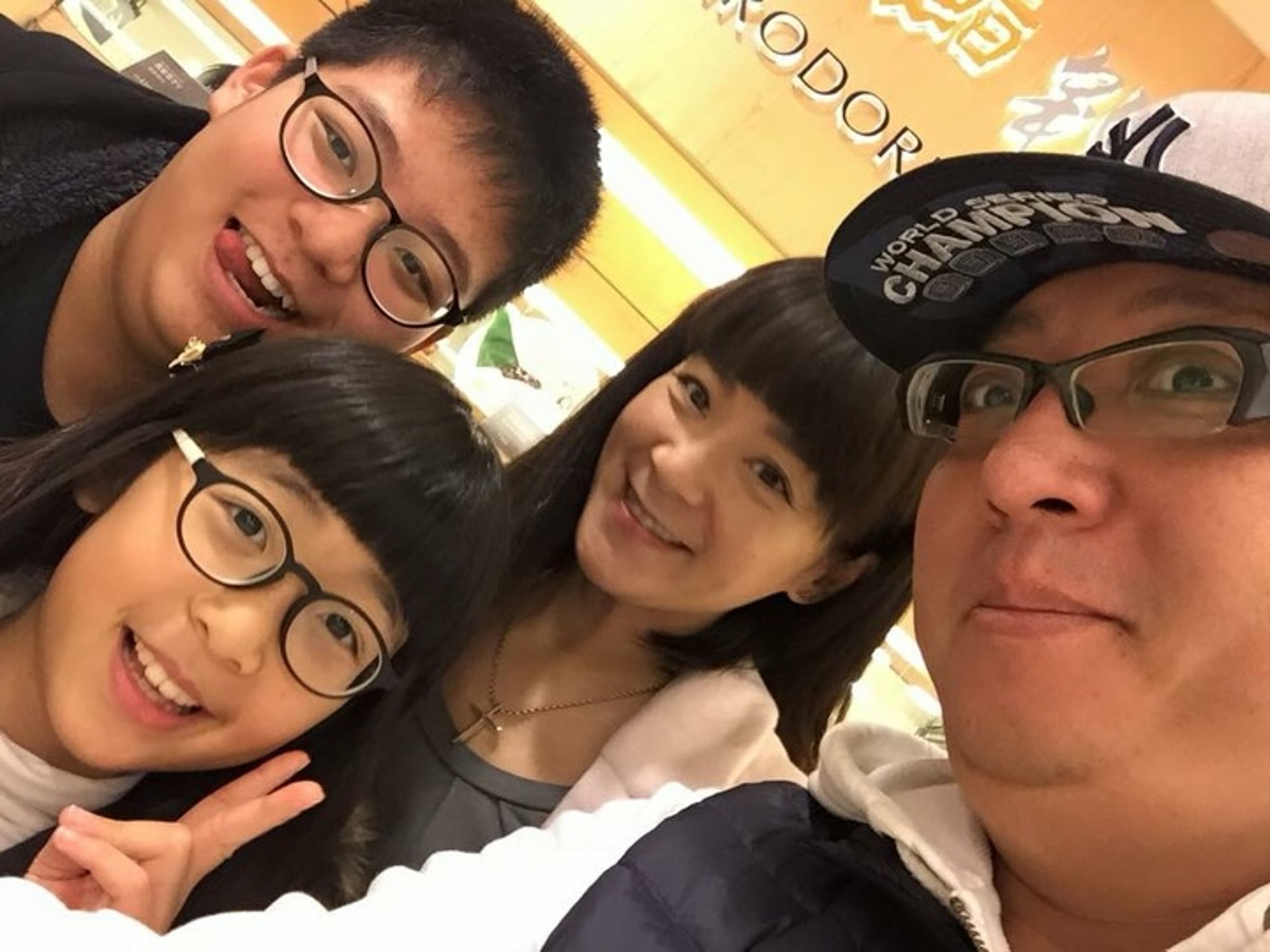 面對前夫袁惟仁的離世，陸元琪今天於臉書po文，並曬出全家過去的合照。（翻攝自陸元琪臉書）