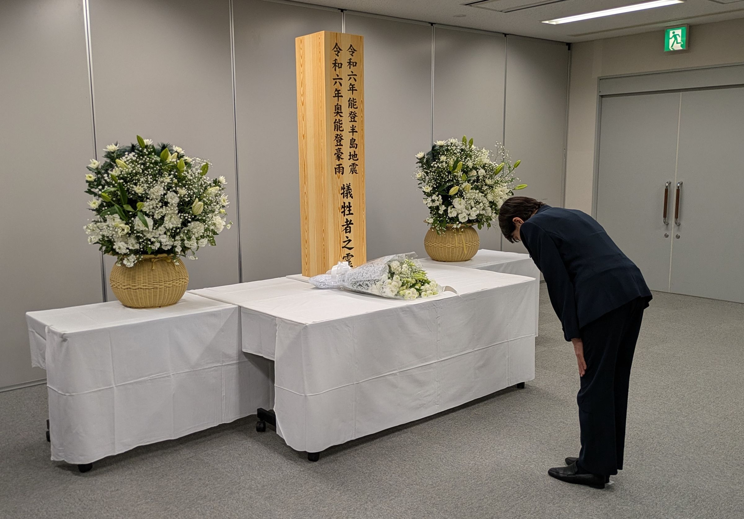 高市早苗首先在輪島市的能登機場,於地震及豪雨罹難者的紀念碑前默哀並獻花致意。(翻攝自高市早苗 X)