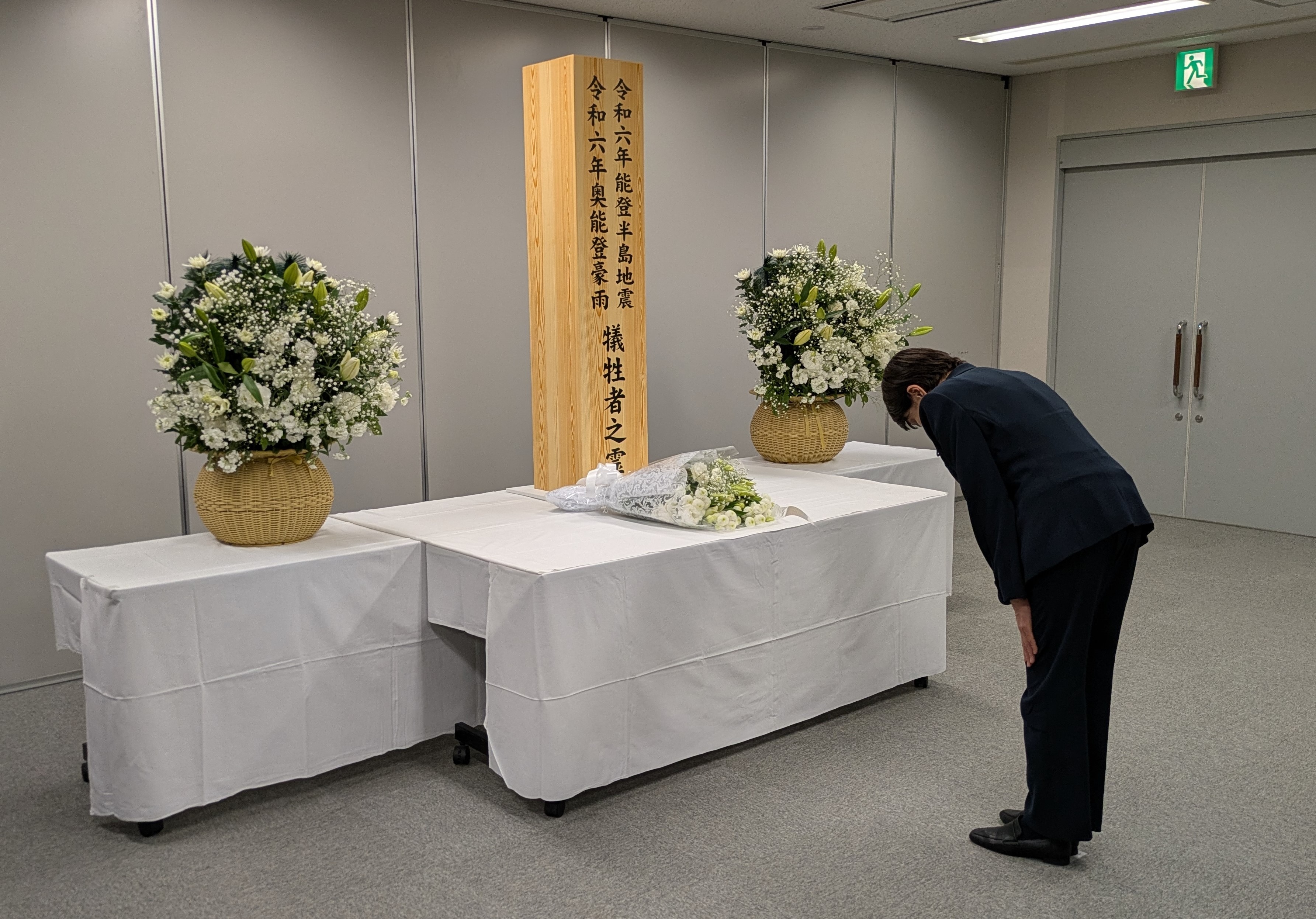 高市早苗首先在輪島市的能登機場，於地震及豪雨罹難者的紀念碑前默哀並獻花致意。（翻攝自高市早苗 X）