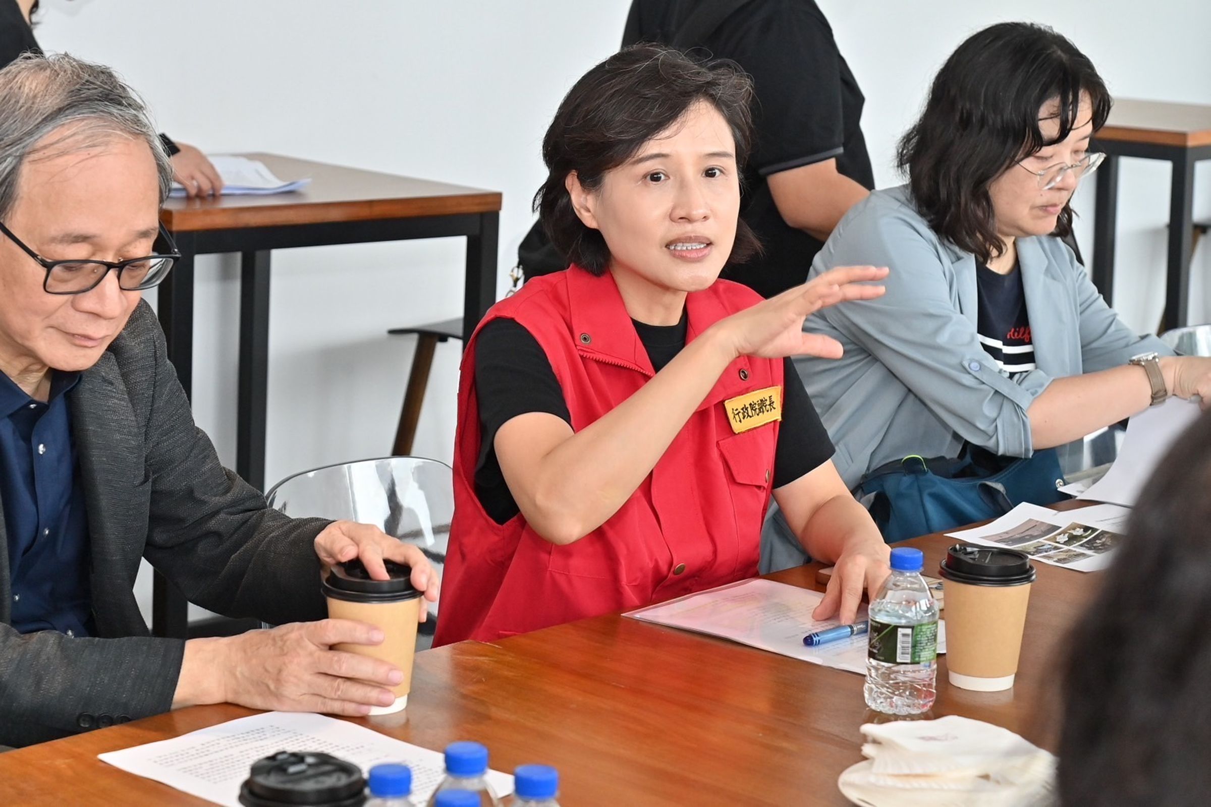行政院副院長鄭麗君昨(6)日與文化部李遠部長前往朱銘美術館勘災,並與館方人員座談。(行政院提供)