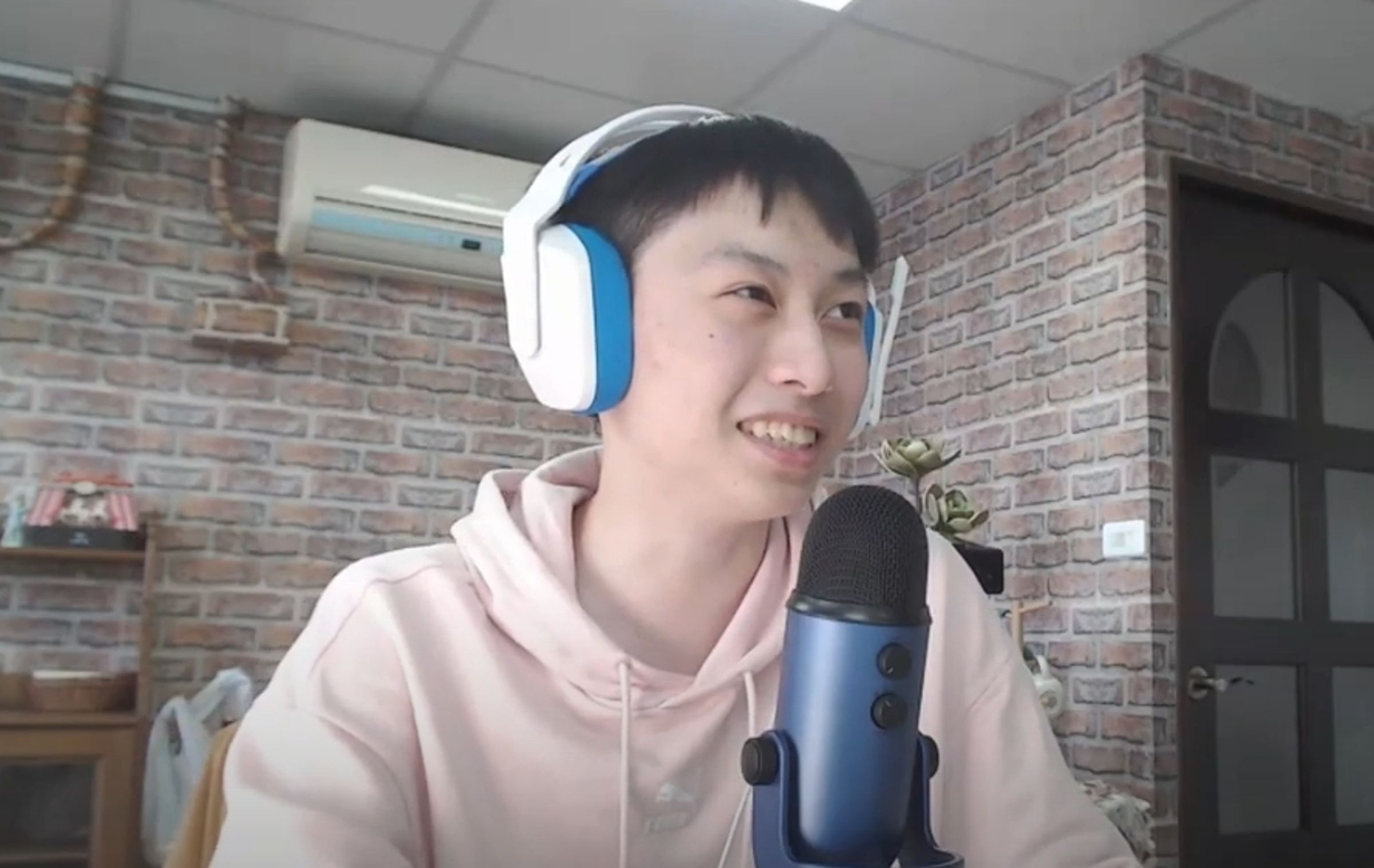 在YouTube頻道化名「蛋捲」的高三生林睿(圖),除了開發「DPIP災害天氣與地震速報」App,也藉由熱愛地球科學的興趣及實績,與氣象署簽約、特殊選才錄取中央大學地球科學系。(翻攝自蛋捲PVP YouTube頻道)