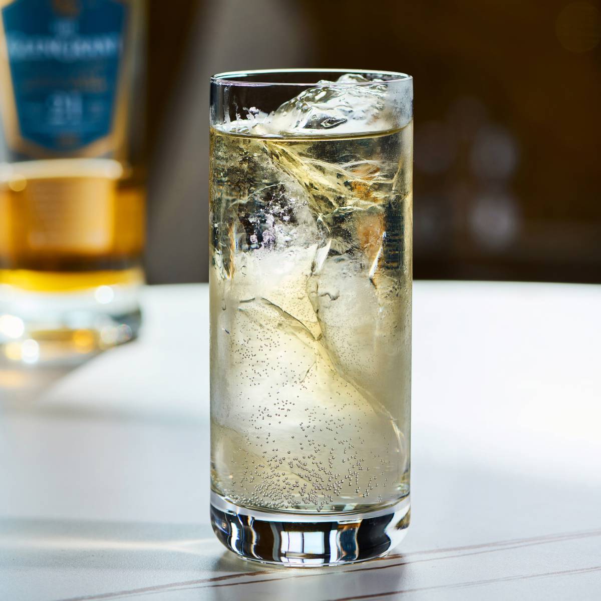 這一杯Premium Highball以「格蘭冠21年」調製，採用在「全家便利商店」即可買到的九州純水冰塊，以及泰山強氣泡水，非常方便。