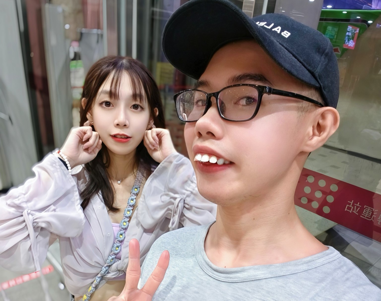 鄧佳華上個月公開宣布自己的新女友簡簡，還不時發文嗆聲簡簡過去的追求者。（翻攝自鄧佳華臉書）