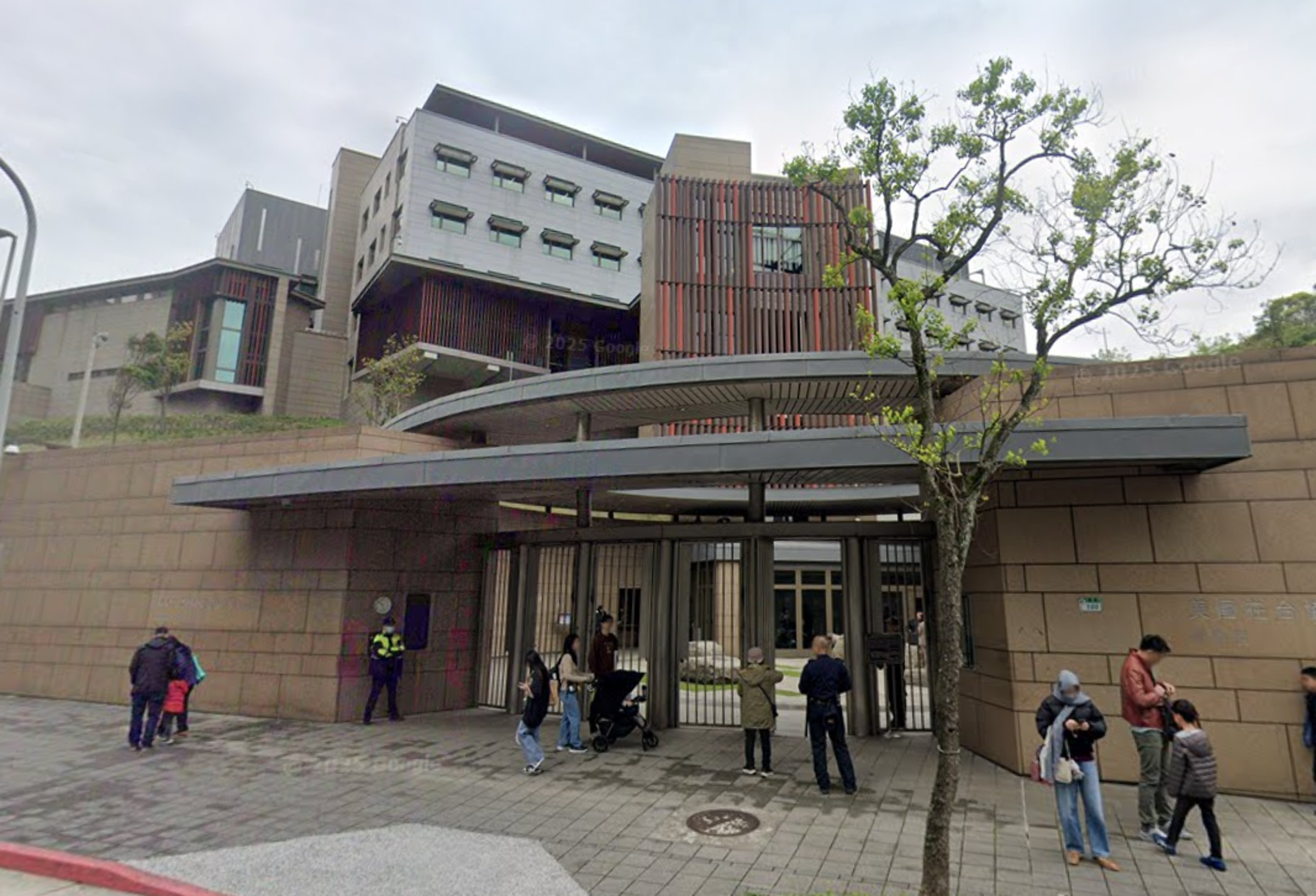 美國在台協會台北辦事處今日上午收到不明包裹。(翻攝Google Maps)