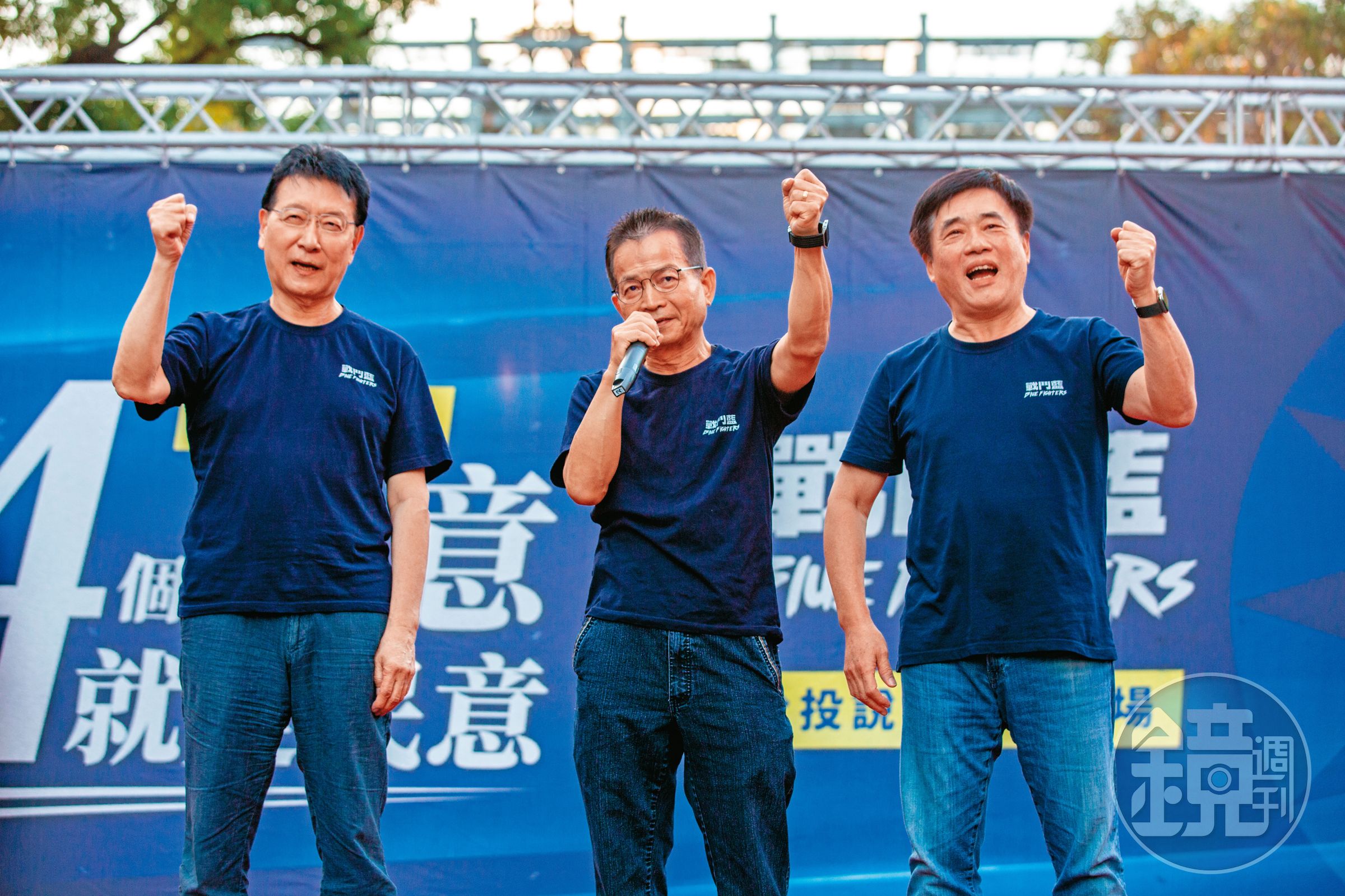 趙少康(左)所領軍的戰鬥藍力推韓國瑜歸隊促藍白合。