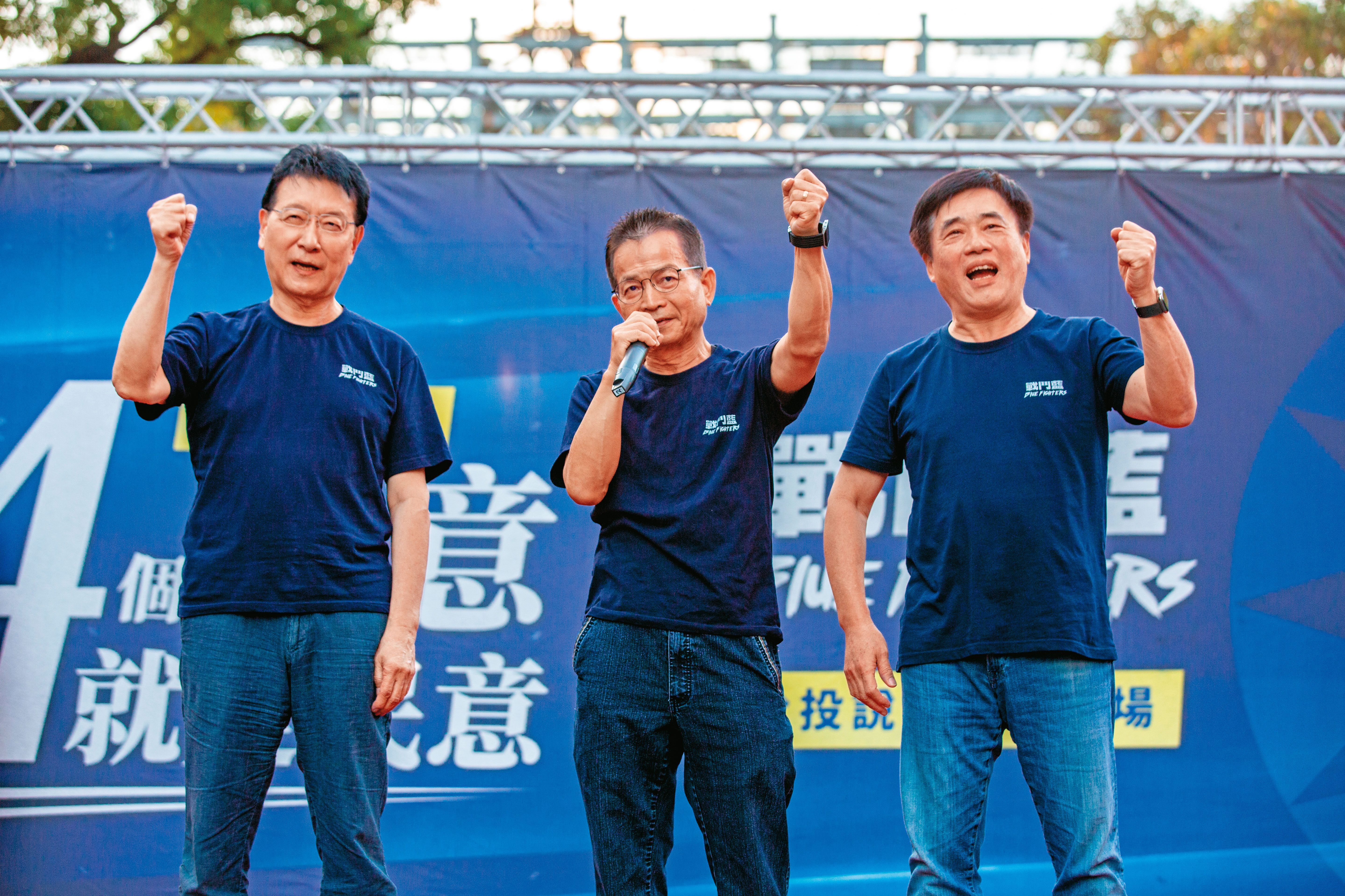 趙少康(左)所領軍的戰鬥藍力推韓國瑜歸隊促藍白合。