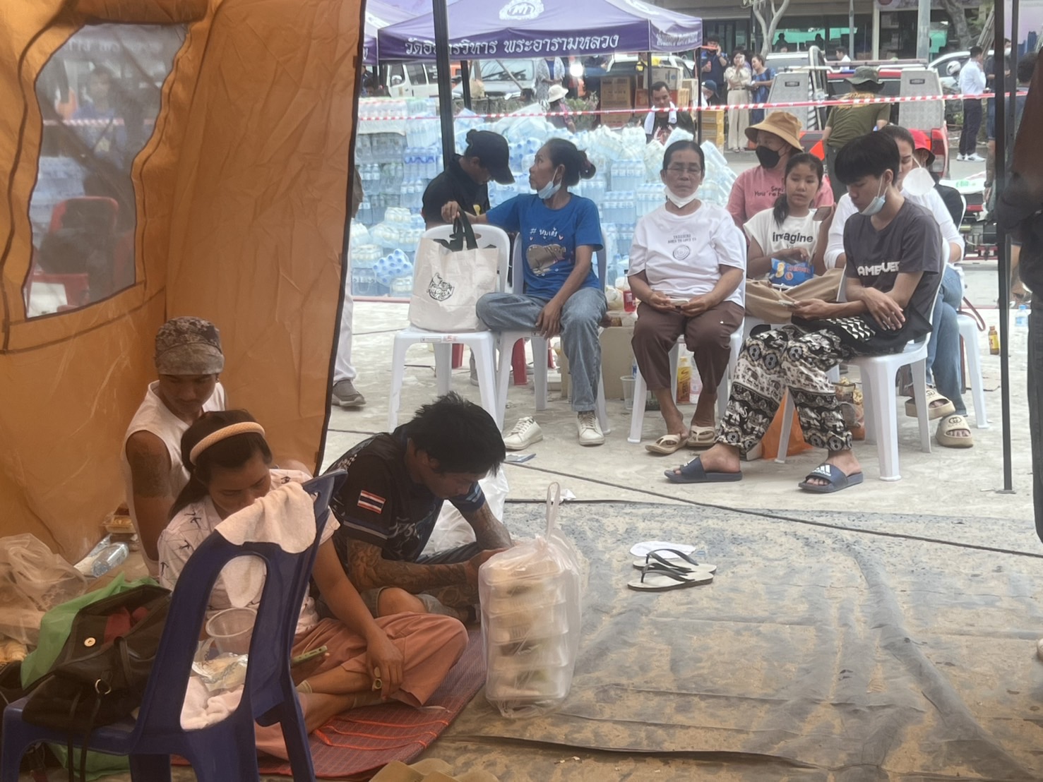 家屬在棚篷內等候親人消息。