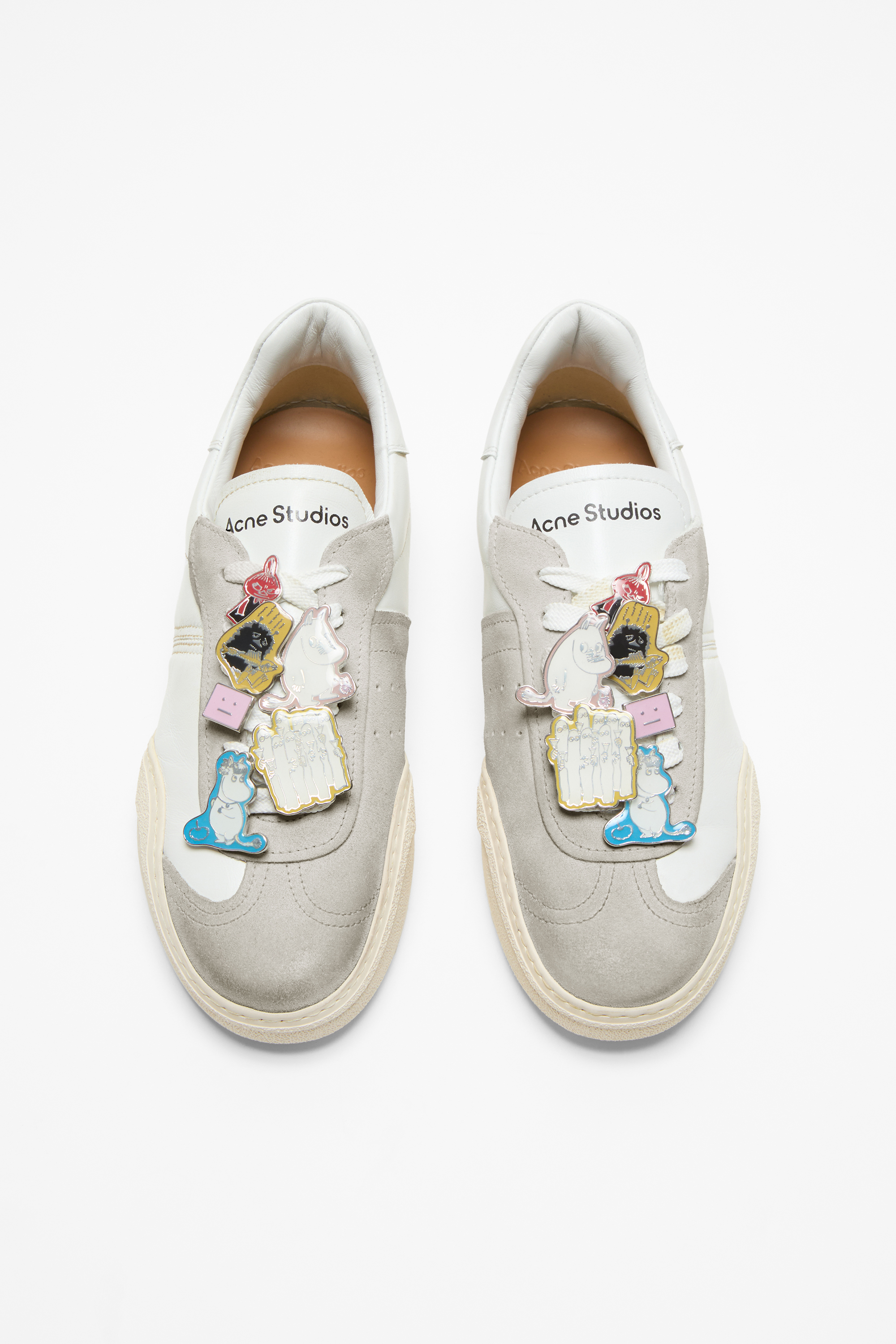 Acne Studios x Moomin可拆式金屬嚕嚕米角色徽章的綁帶運動鞋。NT$29,500。（藍鐘提供）