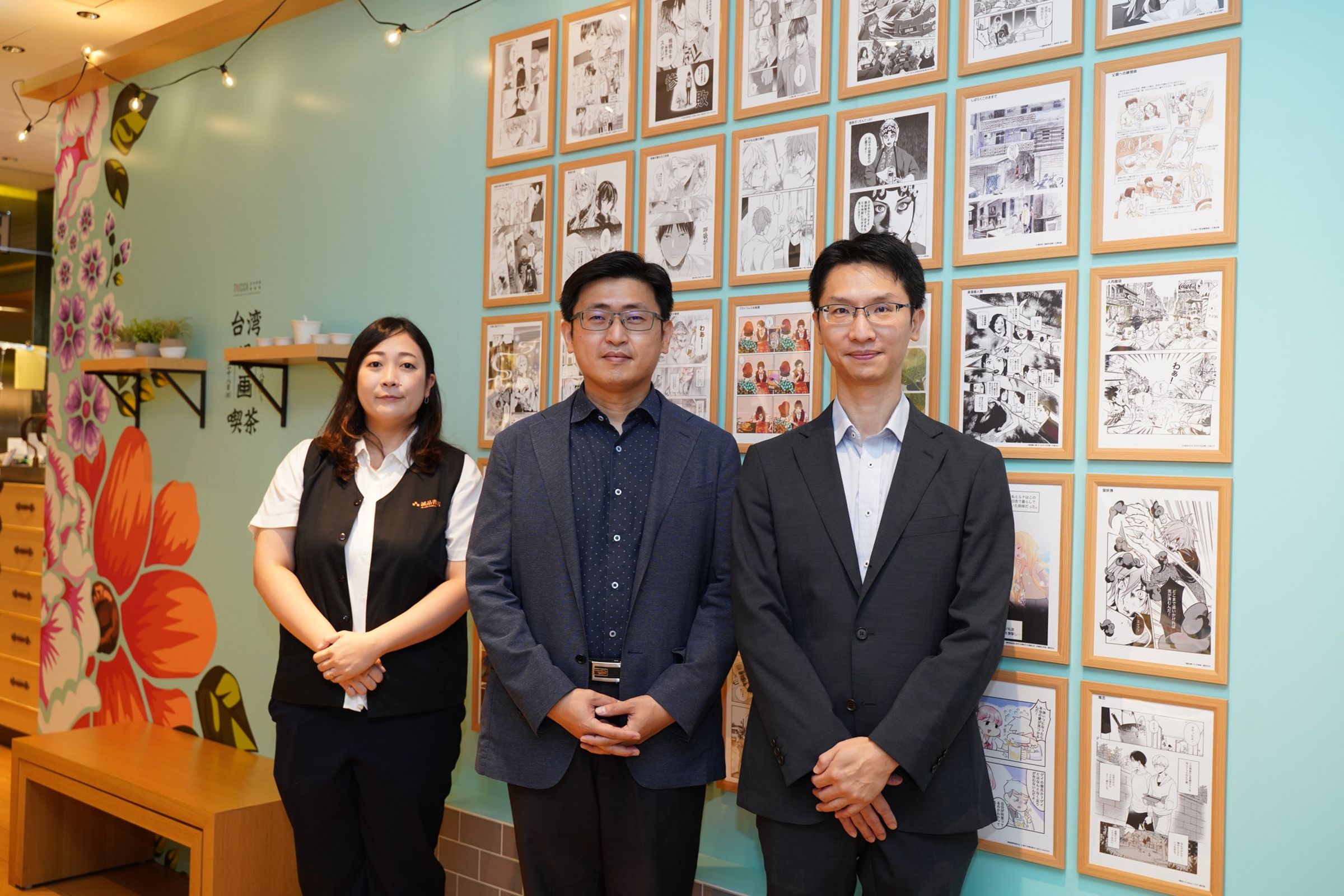 盧俊偉（中）擔任文策院副院長時期赴日本出席「臺灣漫畫喫茶」活動。（翻攝自文策院官方臉書）