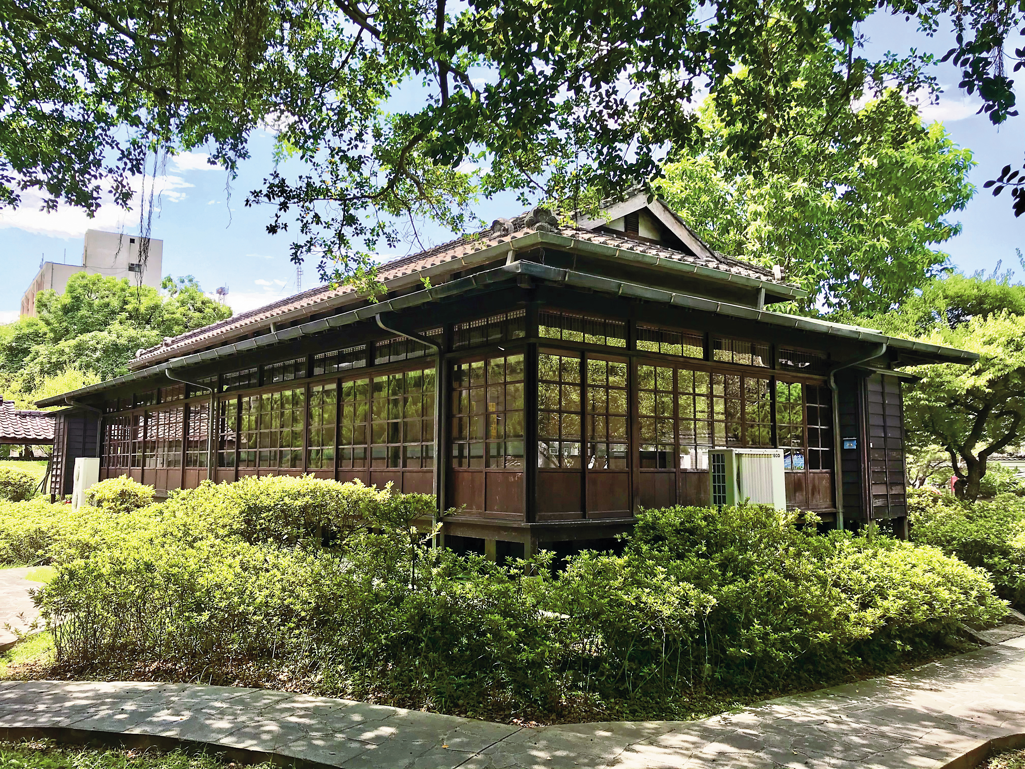 梅屋敷為日治時期高級料亭,部分遺留建築後來改為國父史蹟館,並拆遷至現今台北車站旁。(來源:Outlookxp/Wikipedia, CC BY-SA 4.0)