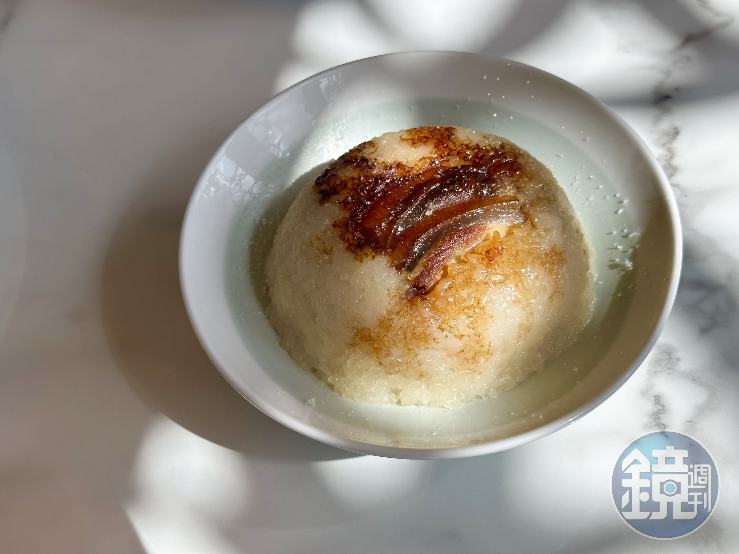 「回味甜燒白」夾著豆沙的五花肉，滋味鹹鹹甜甜，軟黏糯米配上白砂糖，蜜甜有味。（238／份）