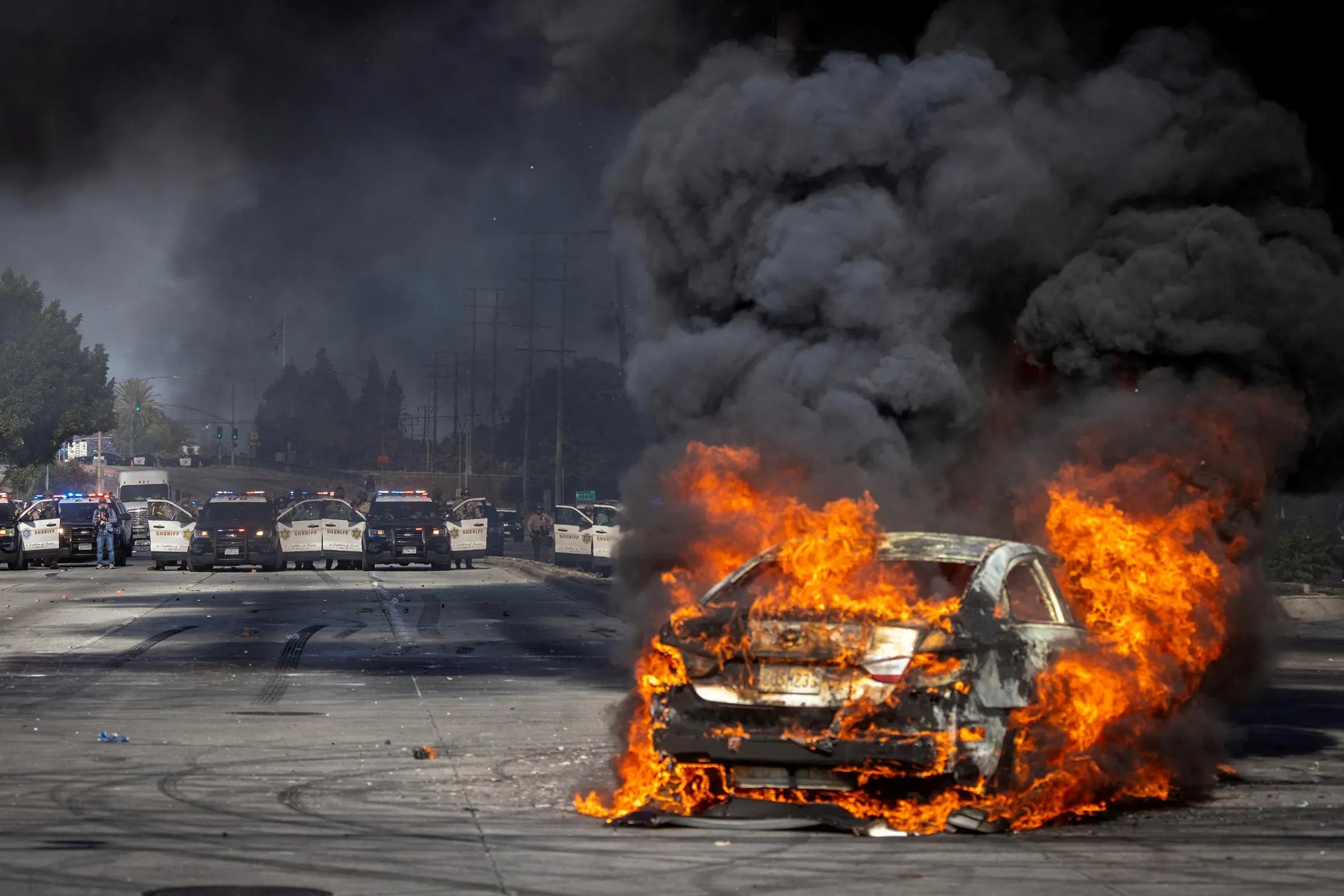 美國移民暨海關執法局（ICE）人員在加州洛杉磯市區發動大規模突襲引發衝突。（東方IC）