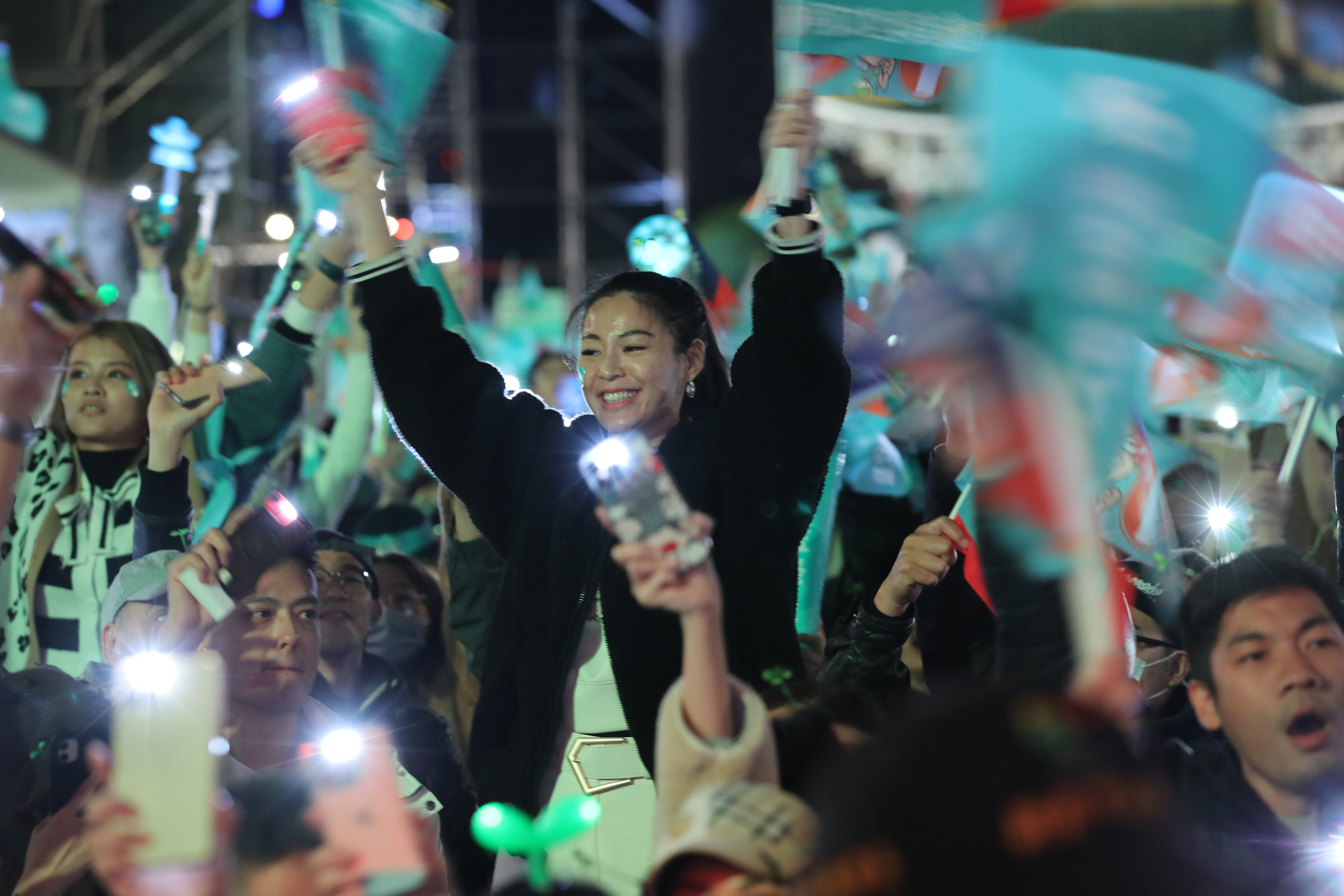 柯文哲在凱道上的選前之夜氣勢驚人,民眾黨稱線上線下人數加總65萬人,支持民眾平均年齡不到30歲。