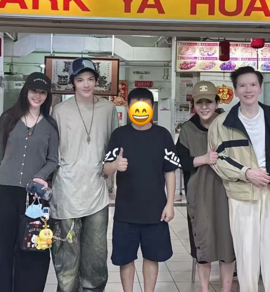 有網友在新加坡偶遇郭碧婷(左起)、向佐,以及向太、向華強夫婦。(翻攝小紅書)