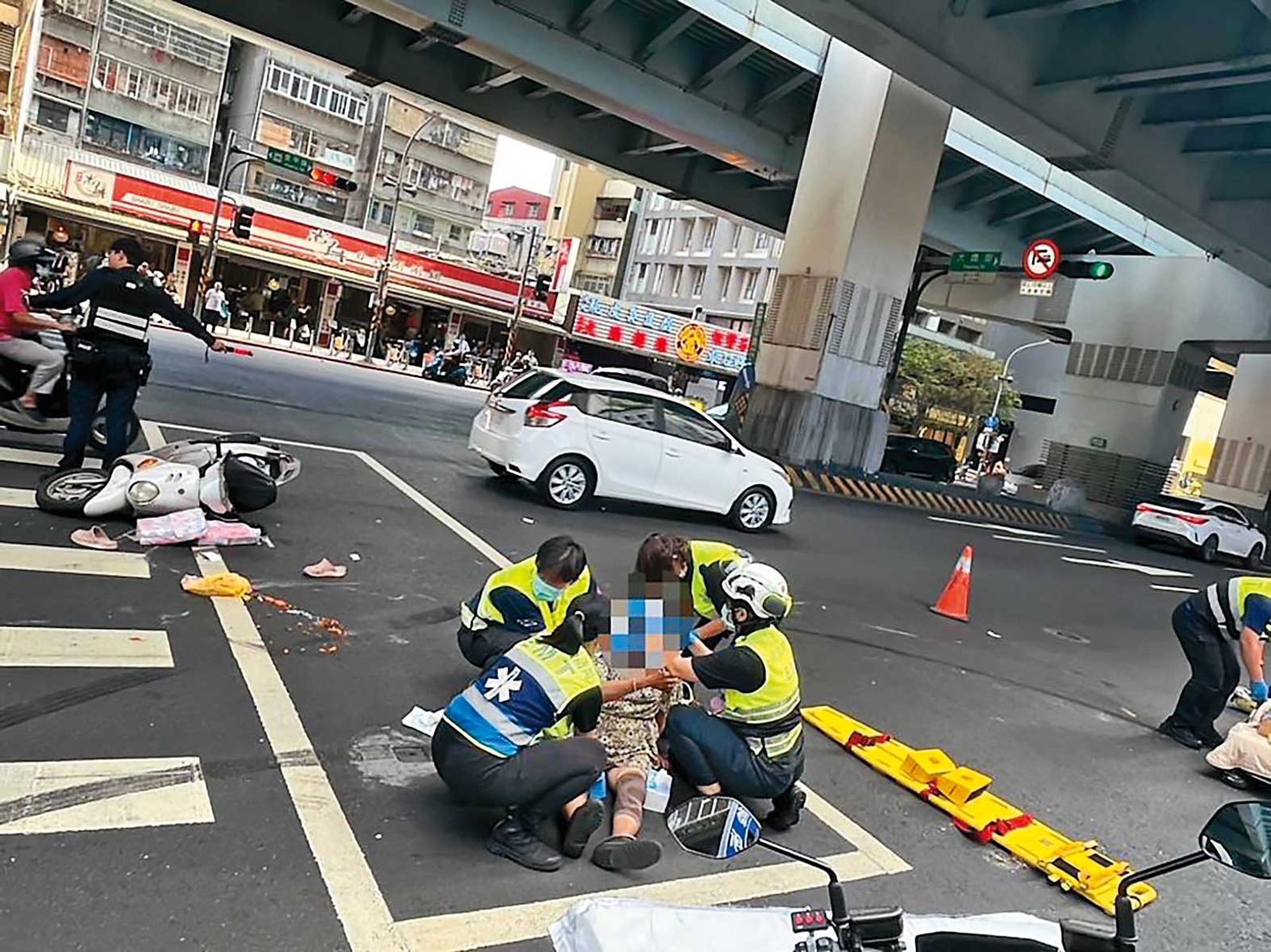 上月23日，新北中和王姓男子毒駕失控自撞，再倒車撞上共乘機車的姊妹，為了逃逸竟還加速前進輾壓2人。（翻攝畫面）
