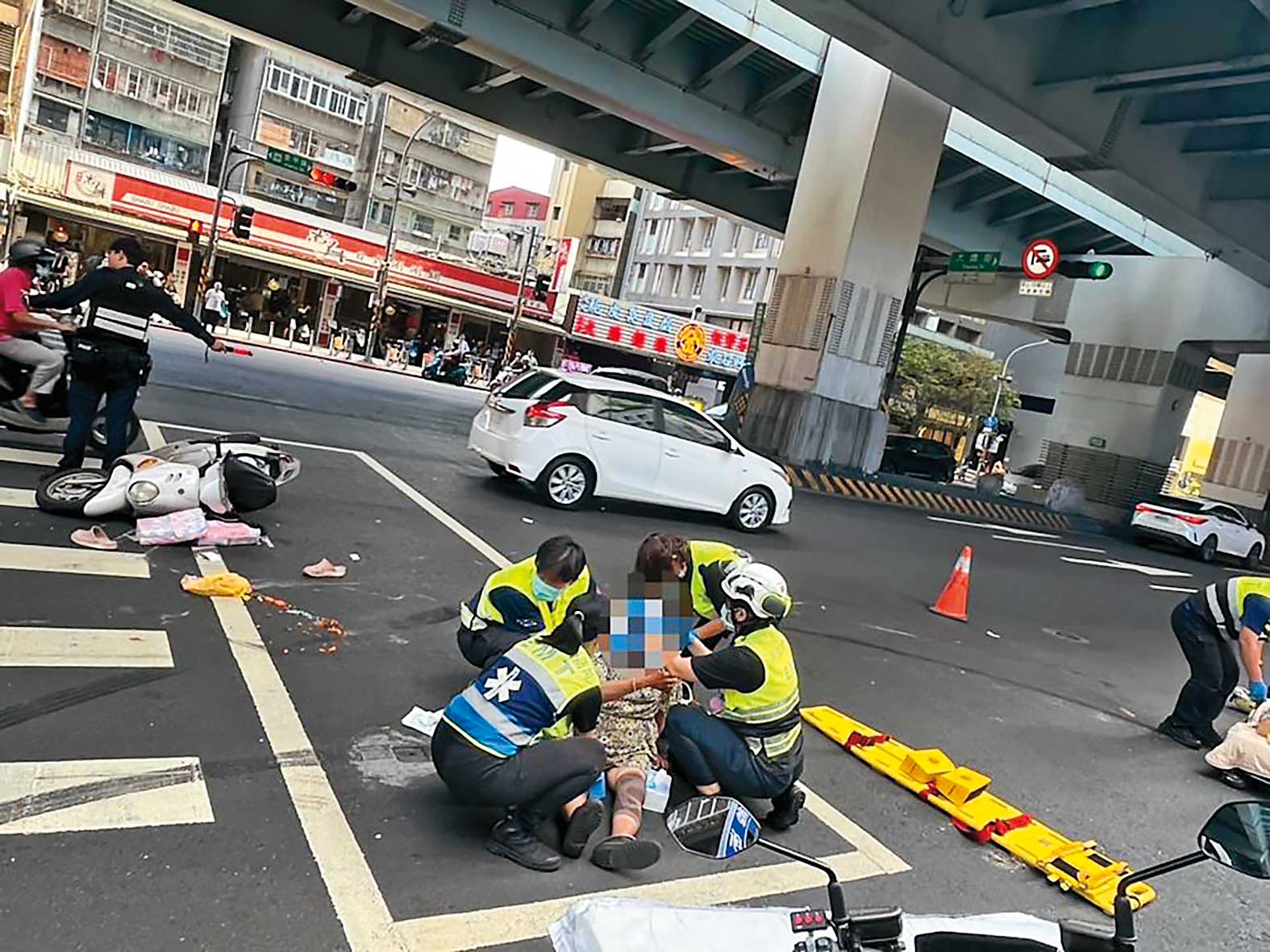 上月23日，新北中和王姓男子毒駕失控自撞，再倒車撞上共乘機車的姊妹，為了逃逸竟還加速前進輾壓2人。（翻攝畫面）