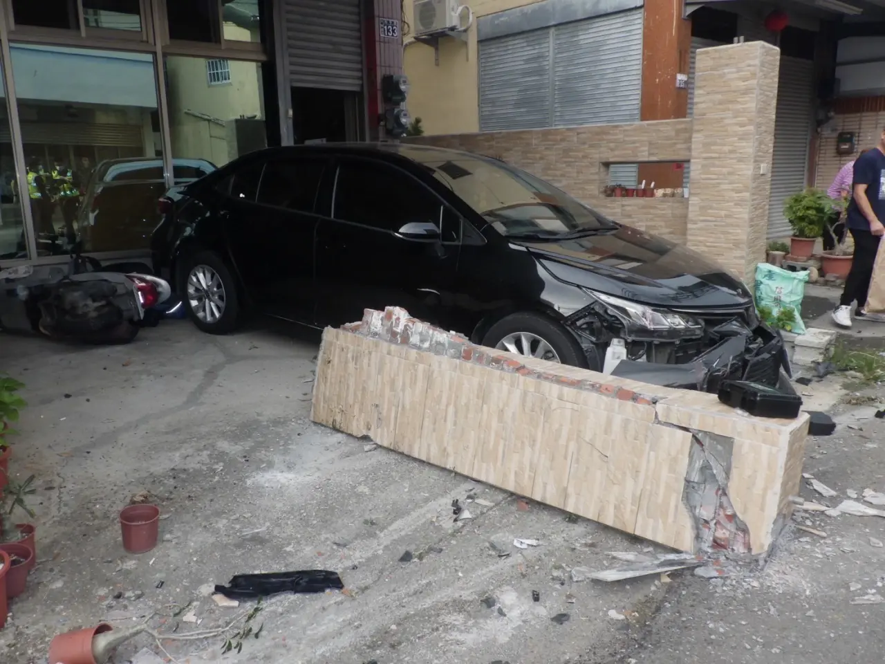 酒駕失控衝撞民宅，把住戶家的圍牆側柱直接撞斷。（翻攝畫面）