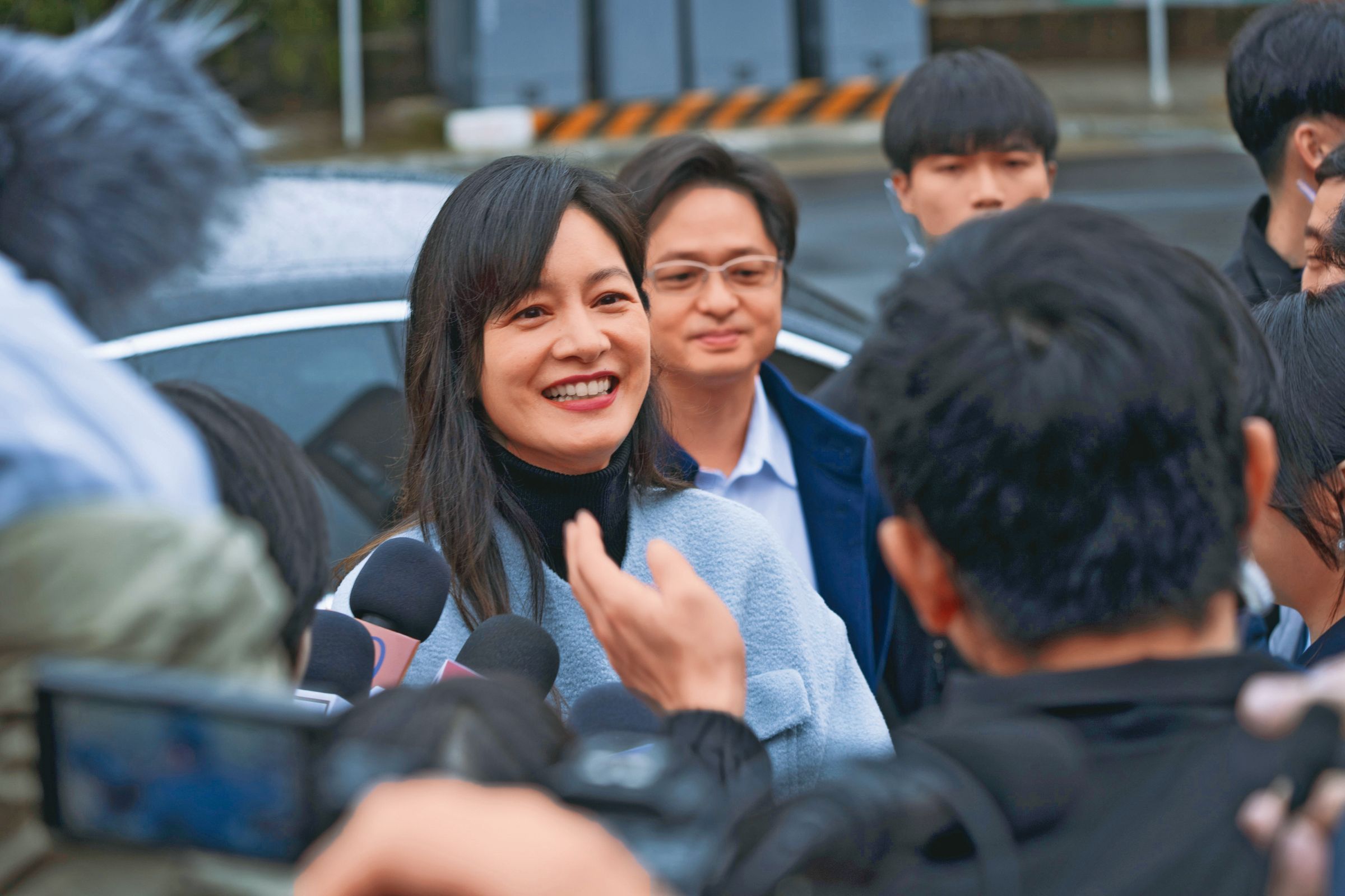 Janet（左一）曾在影集《零日攻擊》中飾演女總統，她編導的電影主角也是政治人物。（牽猴子提供）