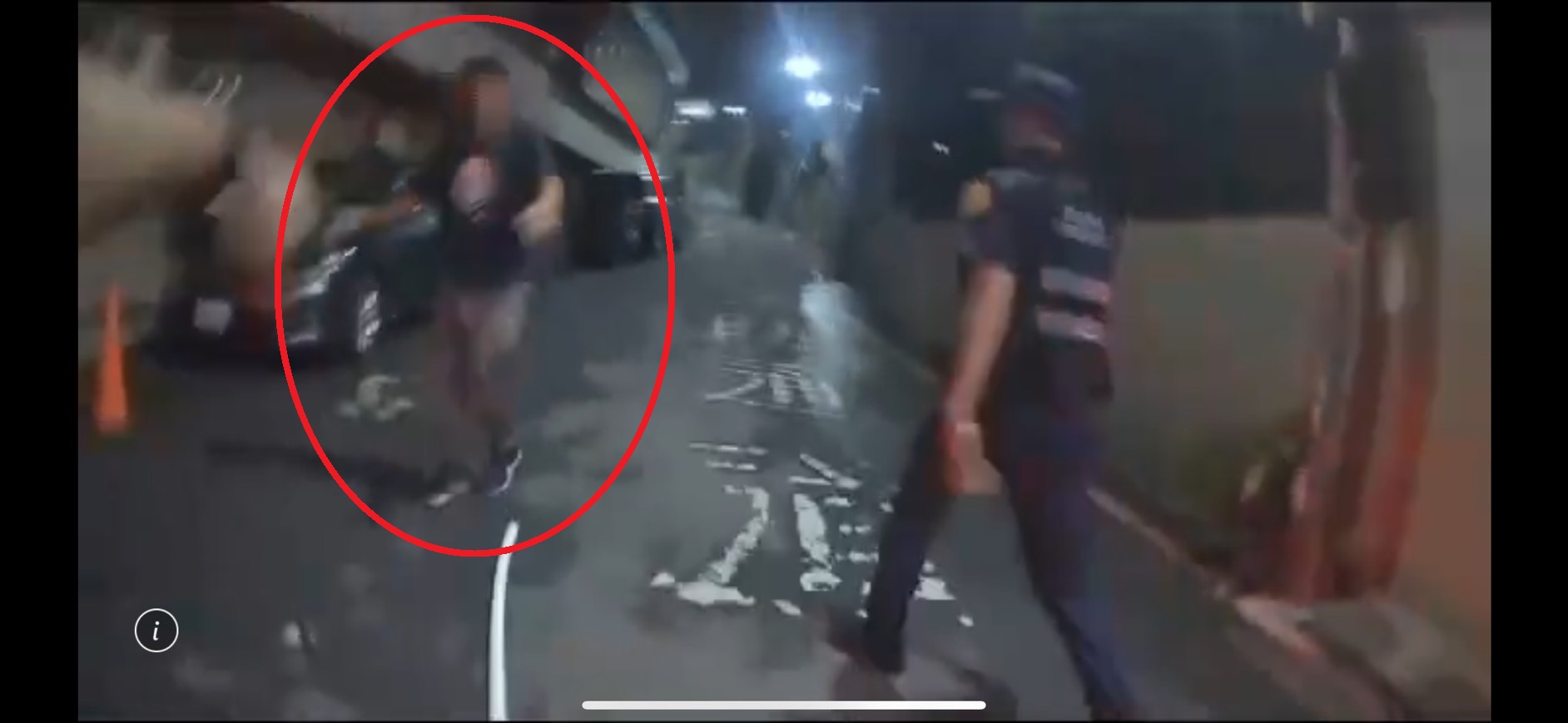 警方到場喝令黃男（紅圈）棄刀，隨即將他壓制在地逮捕。（翻攝畫面）