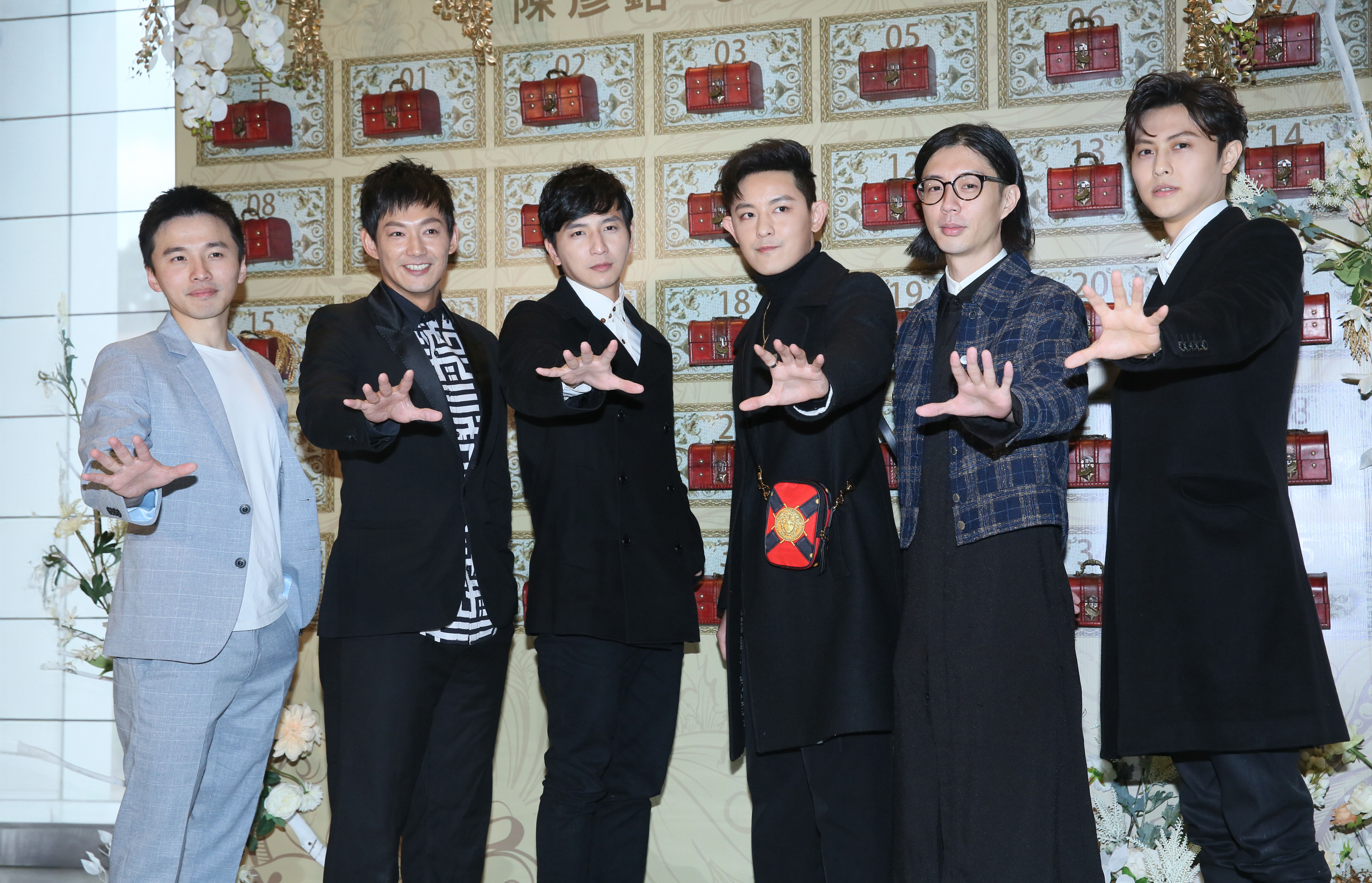 「Lollipop棒棒堂」的阿緯（左起）、威廉、小煜、敖犬、小杰及王子，在製作人B2婚宴上合體。