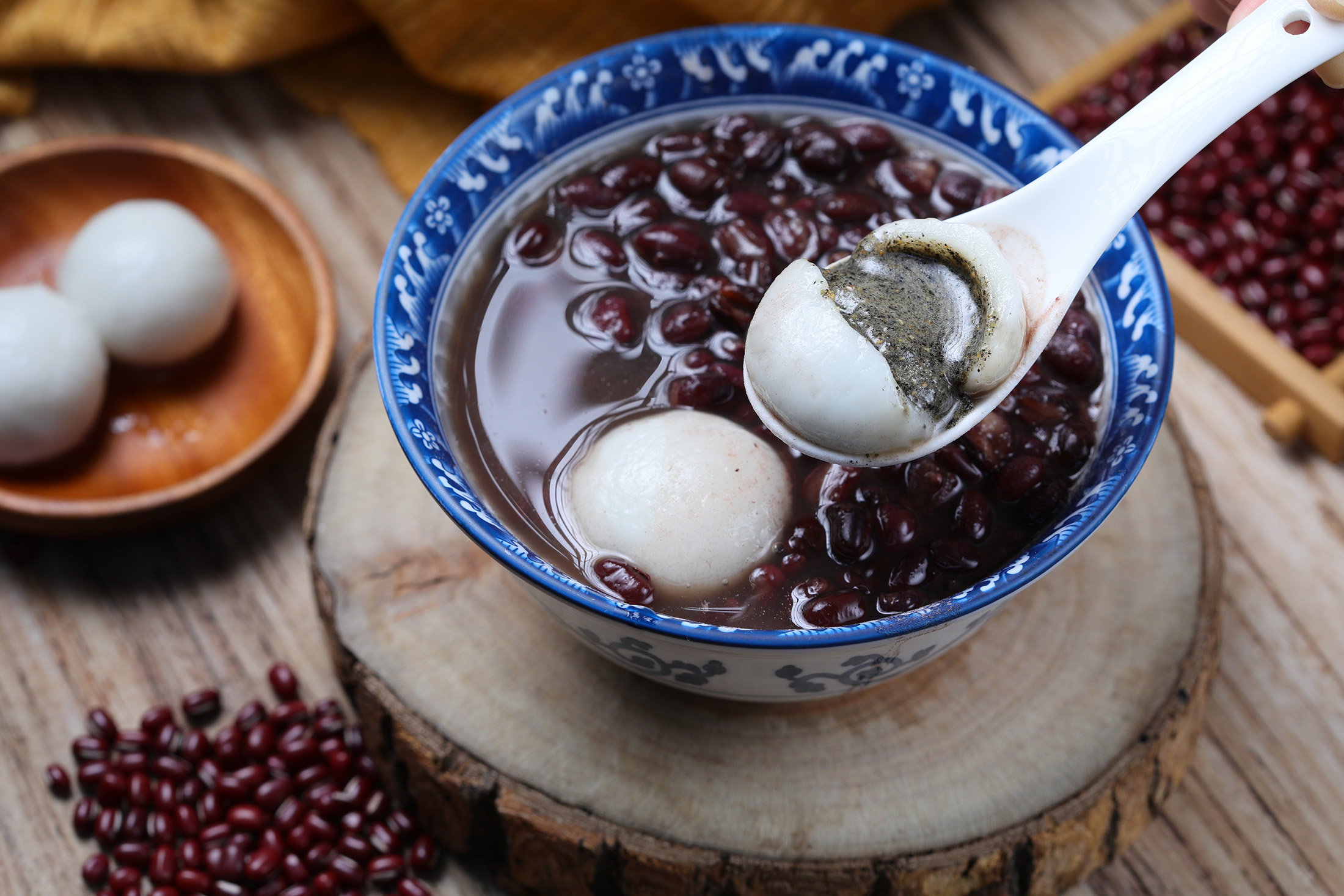 「豆夫人」以口感綿密、豆香濃郁的紅豆湯著稱，可搭配湯圓、薏仁、芋頭、黑米等配料。