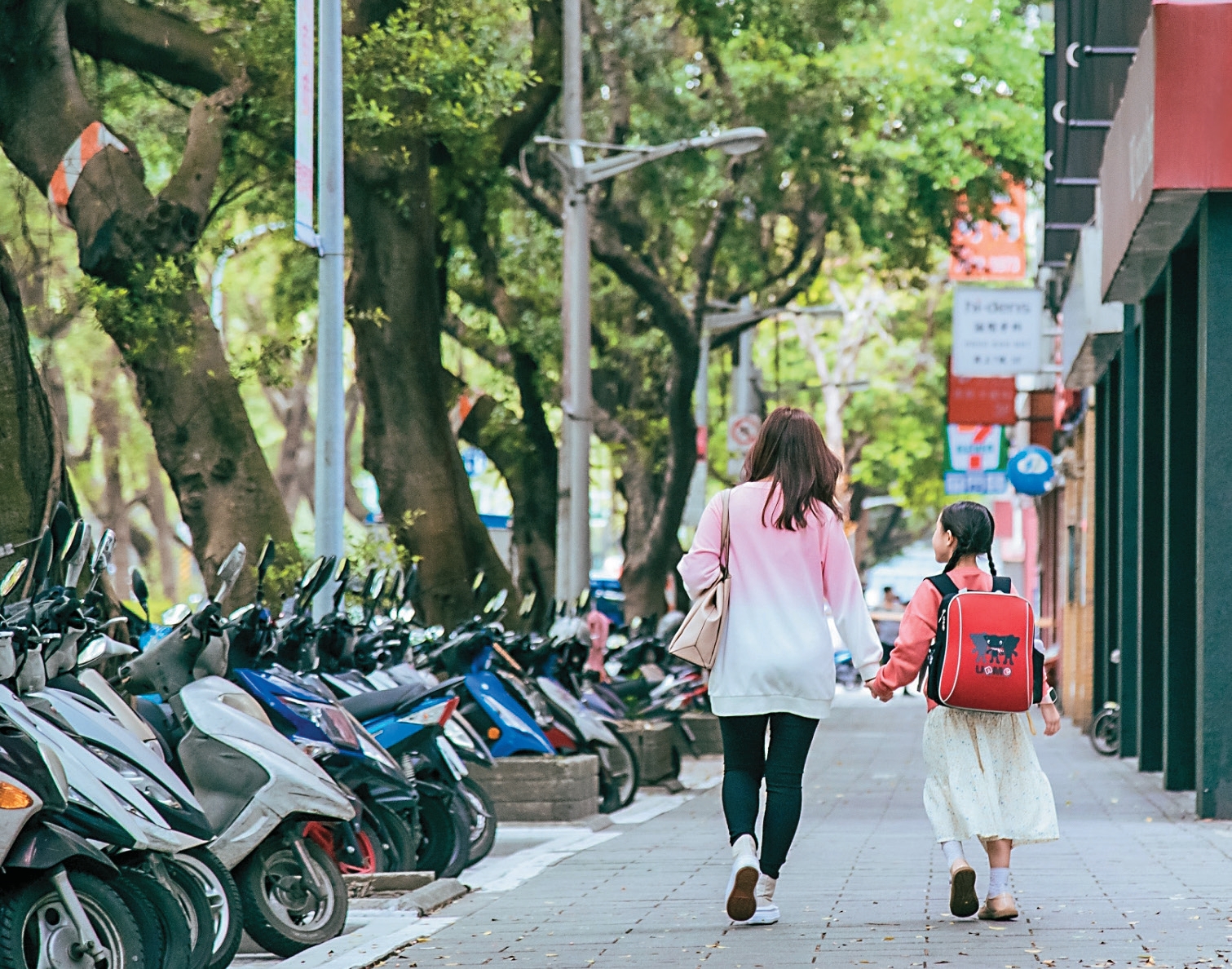 台北市政府透過挖設機車停車彎,避免人車爭道。(圖/台北市交通局)